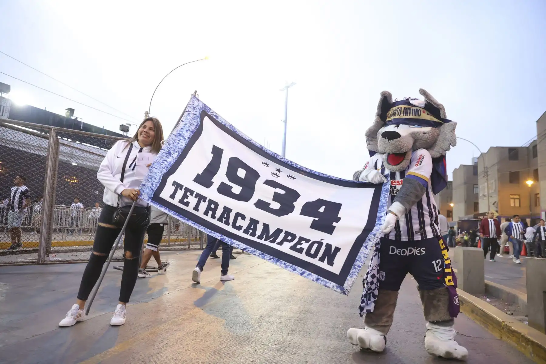 Hinchas de Alianza Lima acuden masivamente al estadio Alejandro Villanueva "Matute" en el distrito de La Victoria para alentar a su equipo en el partido de fase de grupos frente a Cerro Porteño de Paraguay por la Copa Libertadores 2024. 
Foto: ANDINA/Melina Mejía