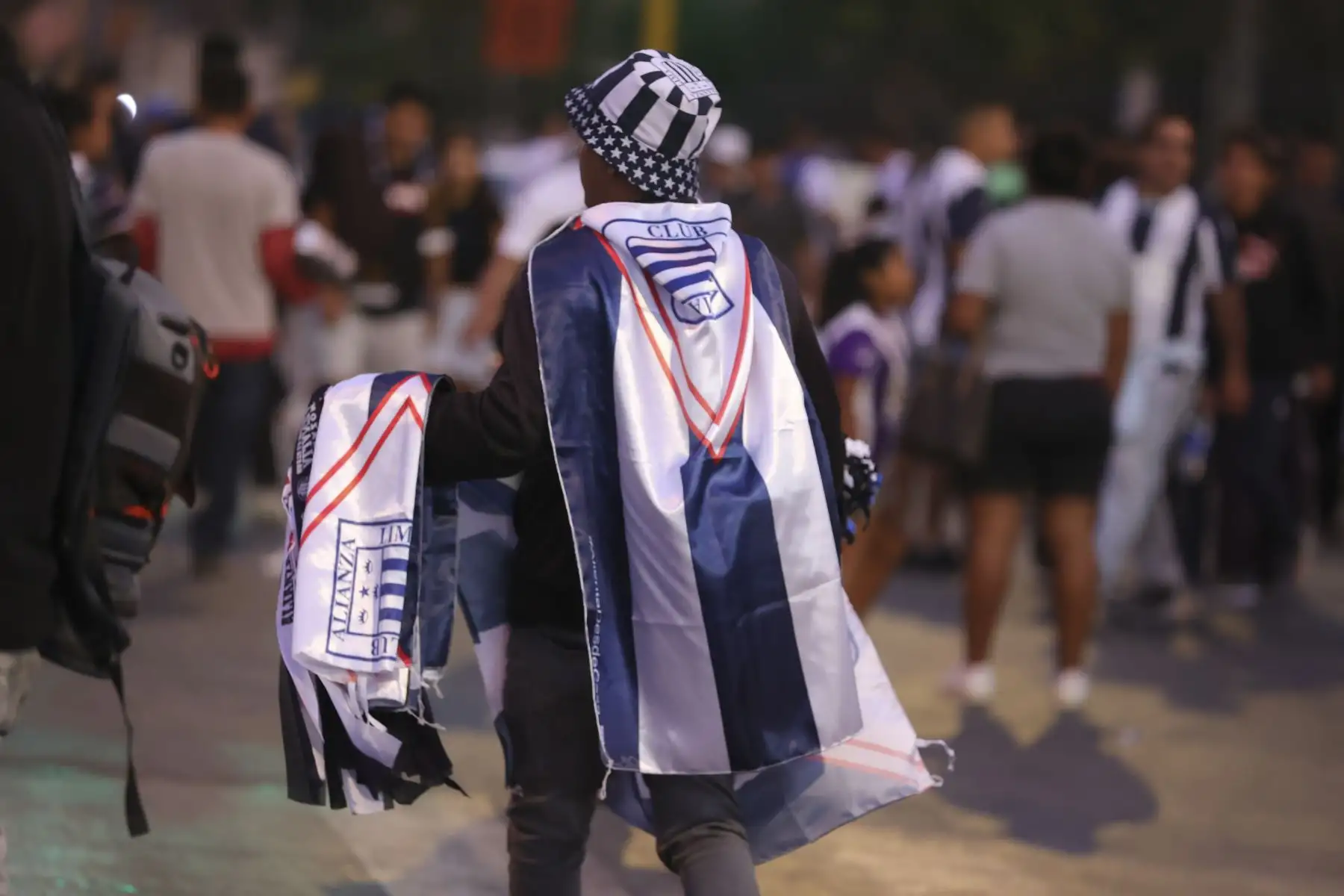 Hinchas de Alianza Lima acuden masivamente al estadio Alejandro Villanueva "Matute" en el distrito de La Victoria para alentar a su equipo en el partido de fase de grupos frente a Cerro Porteño de Paraguay por la Copa Libertadores 2024. 
Foto: ANDINA/Melina Mejía