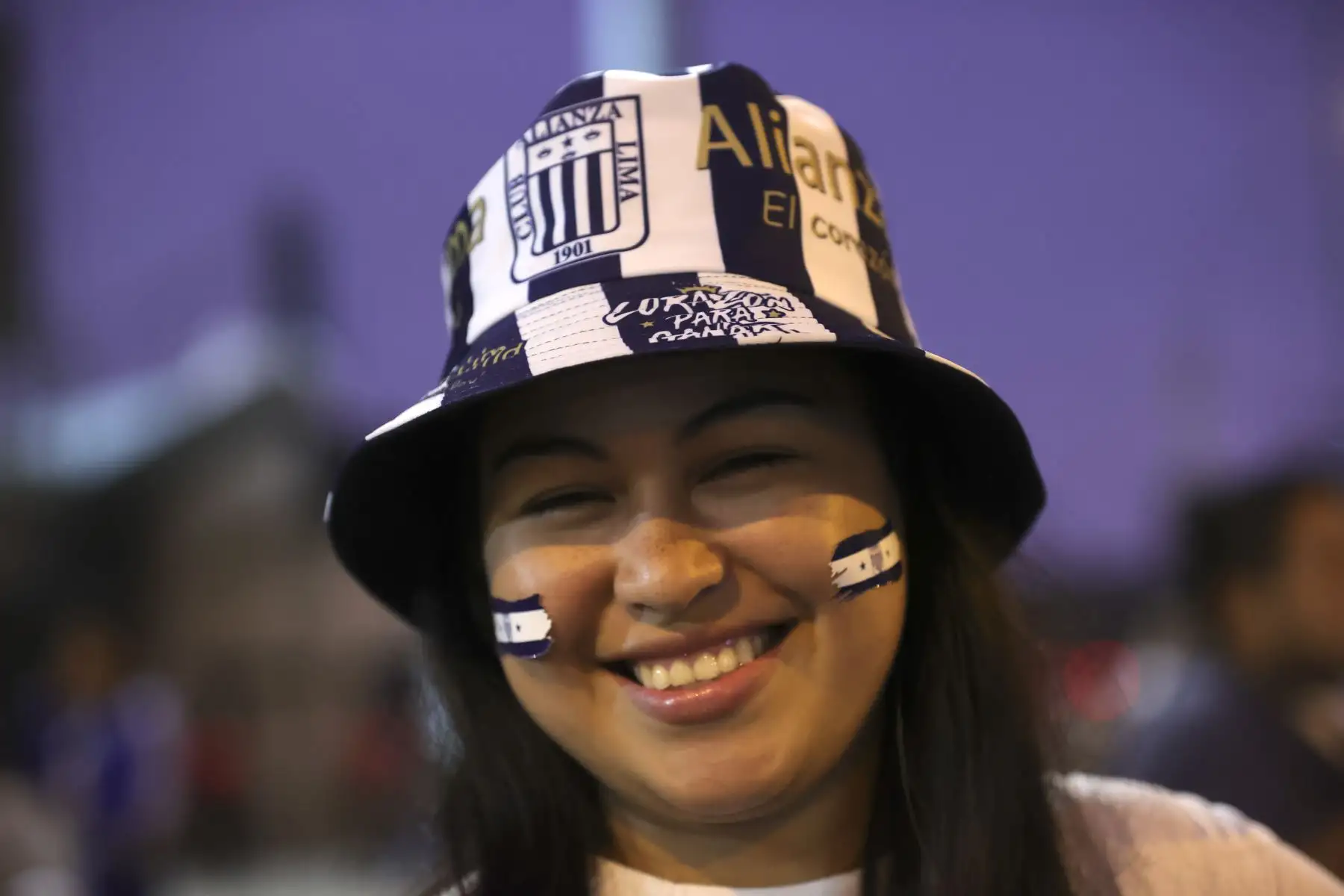 Hinchas de Alianza Lima acuden masivamente al estadio Alejandro Villanueva "Matute" en el distrito de La Victoria para alentar a su equipo en el partido de fase de grupos frente a Cerro Porteño de Paraguay por la Copa Libertadores 2024. 
Foto: ANDINA/Melina Mejía