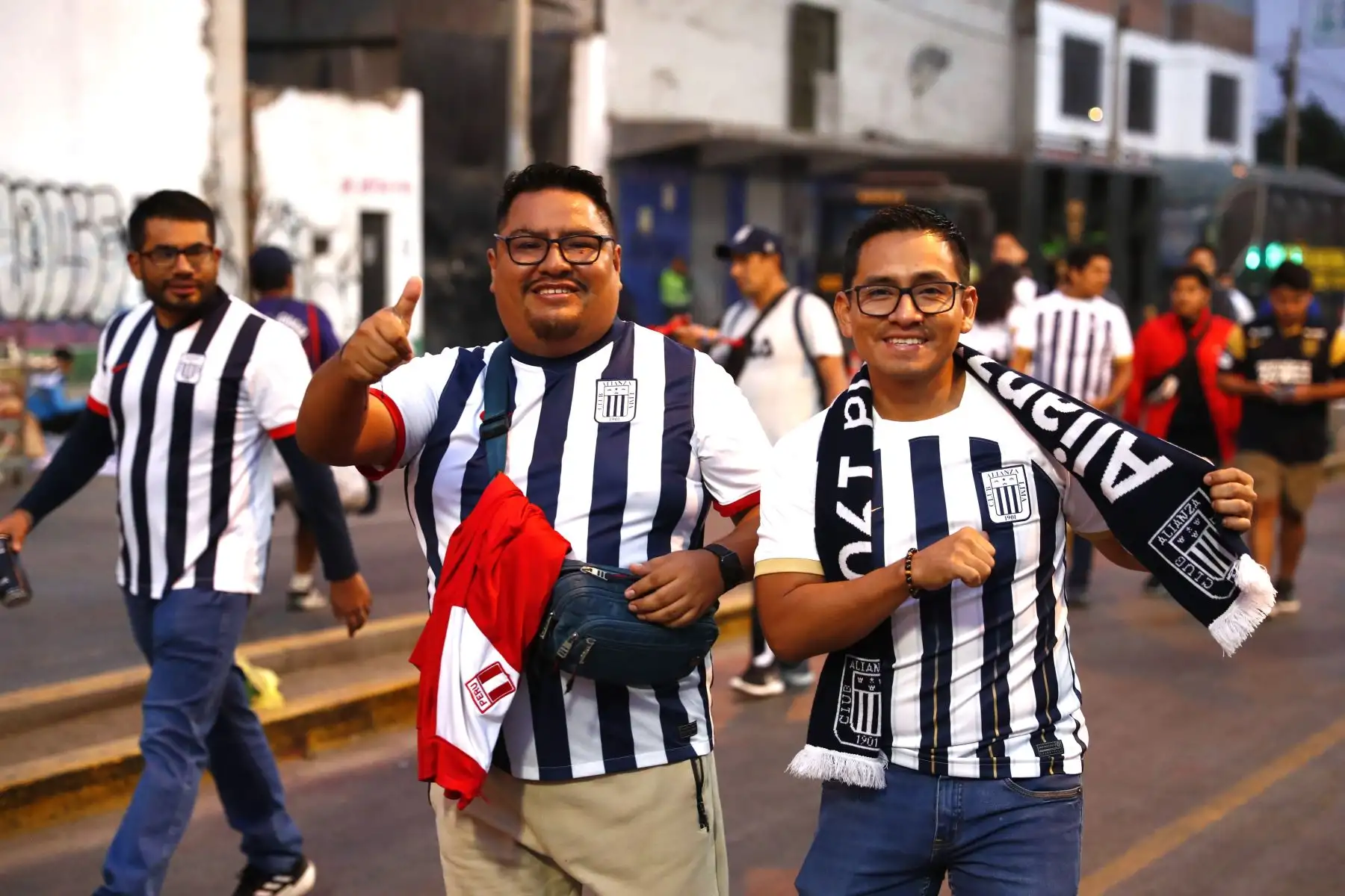 Hinchas de Alianza Lima acuden masivamente al estadio Alejandro Villanueva "Matute" en el distrito de La Victoria para alentar a su equipo en el partido de fase de grupos frente a Cerro Porteño de Paraguay por la Copa Libertadores 2024. Foto: ANDINA/Daniel Bracamonte