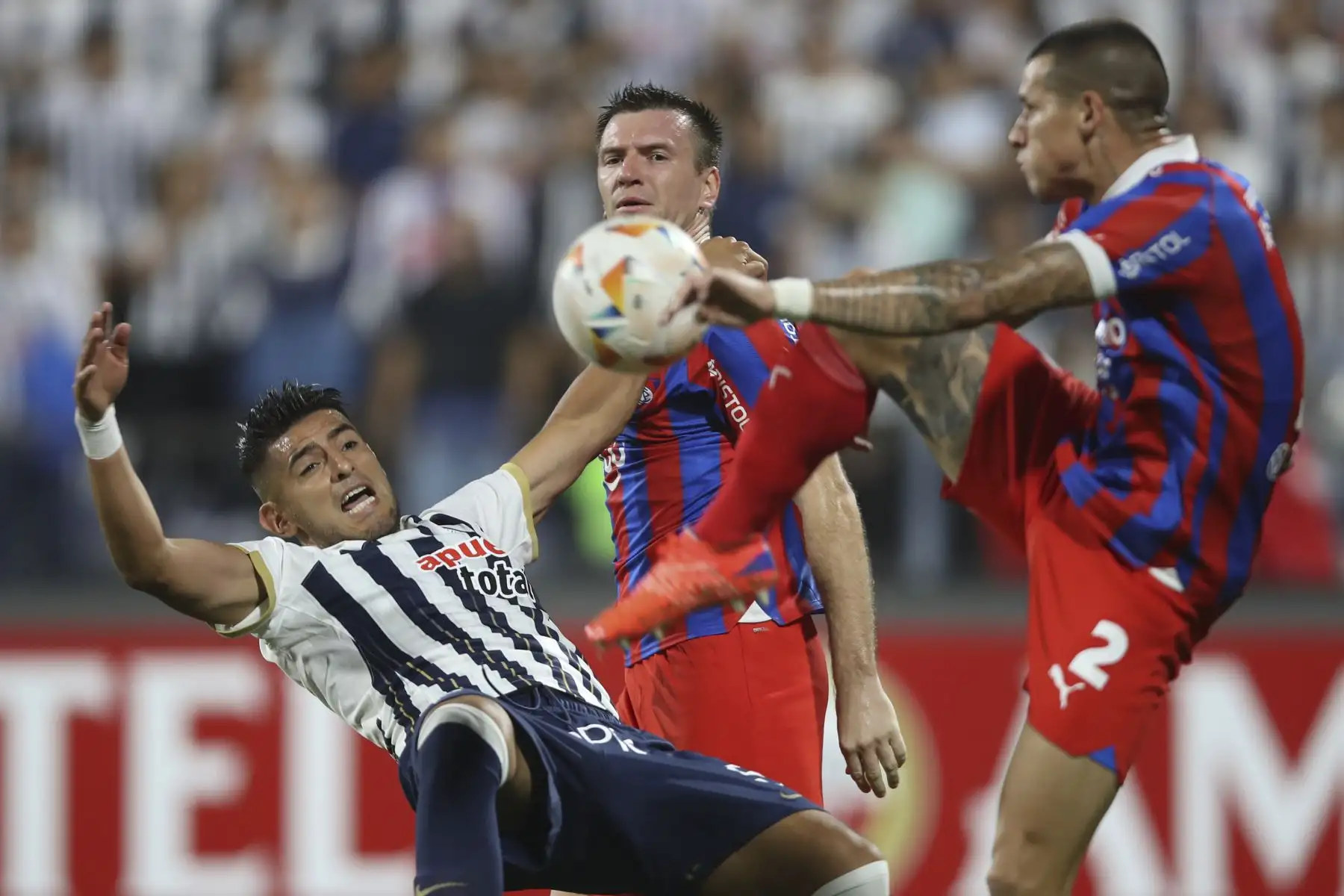 Juan Pablo Freytes de Alianza disputa el balón con Alan Benítez de Cerro este miércoles, en un partido de la fase de grupos de la Copa Libertadores entre Alianza Lima y Cerro Porteño en el estadio Alejandro Villanueva en Lima.
Foto: EFE