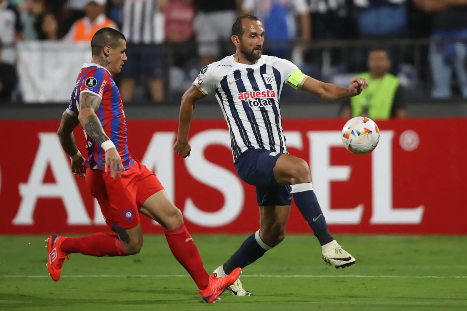 Hernán Barcos de Alianza disputó el balón con Alan Benítez de Cerro Porteño este miércoles, en un partido de la fase de grupos de la Copa Libertadores entre Alianza Lima y Cerro Porteño en el estadio Alejandro Villanueva en Lima.
Foto: AFP