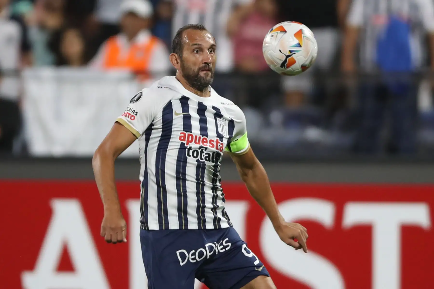Hernán Barcos de Alianza controla el balón este miércoles, en un partido de la fase de grupos de la Copa Libertadores entre Alianza Lima y Cerro Porteño en el estadio Alejandro Villanueva en Lima.
Foto: EFE