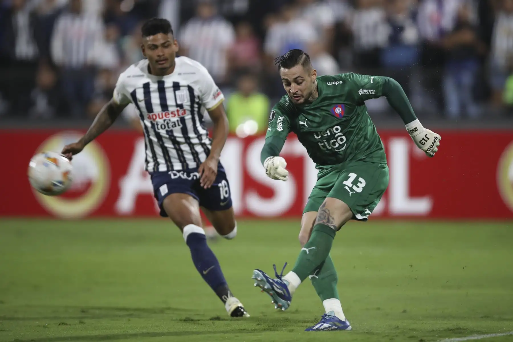 Jeriel de Santis de Alianza disputa el balón con Jean Paulo Fernandes Filho de Cerro Porteño este miércoles, en un partido de la fase de grupos de la Copa Libertadores entre Alianza Lima y Cerro Porteño en el estadio Alejandro Villanueva en Lima.
Foto: AFP