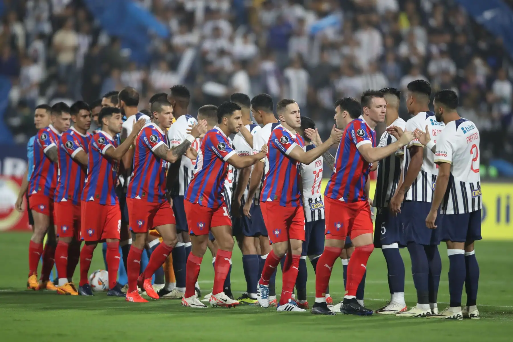 Jugadores de Alianza y de Cerro se saludan , en un partido de la fase de grupos de la Copa Libertadores entre Alianza Lima y Cerro Porteño en el estadio Alejandro Villanueva en Lima .
Foto: EFE