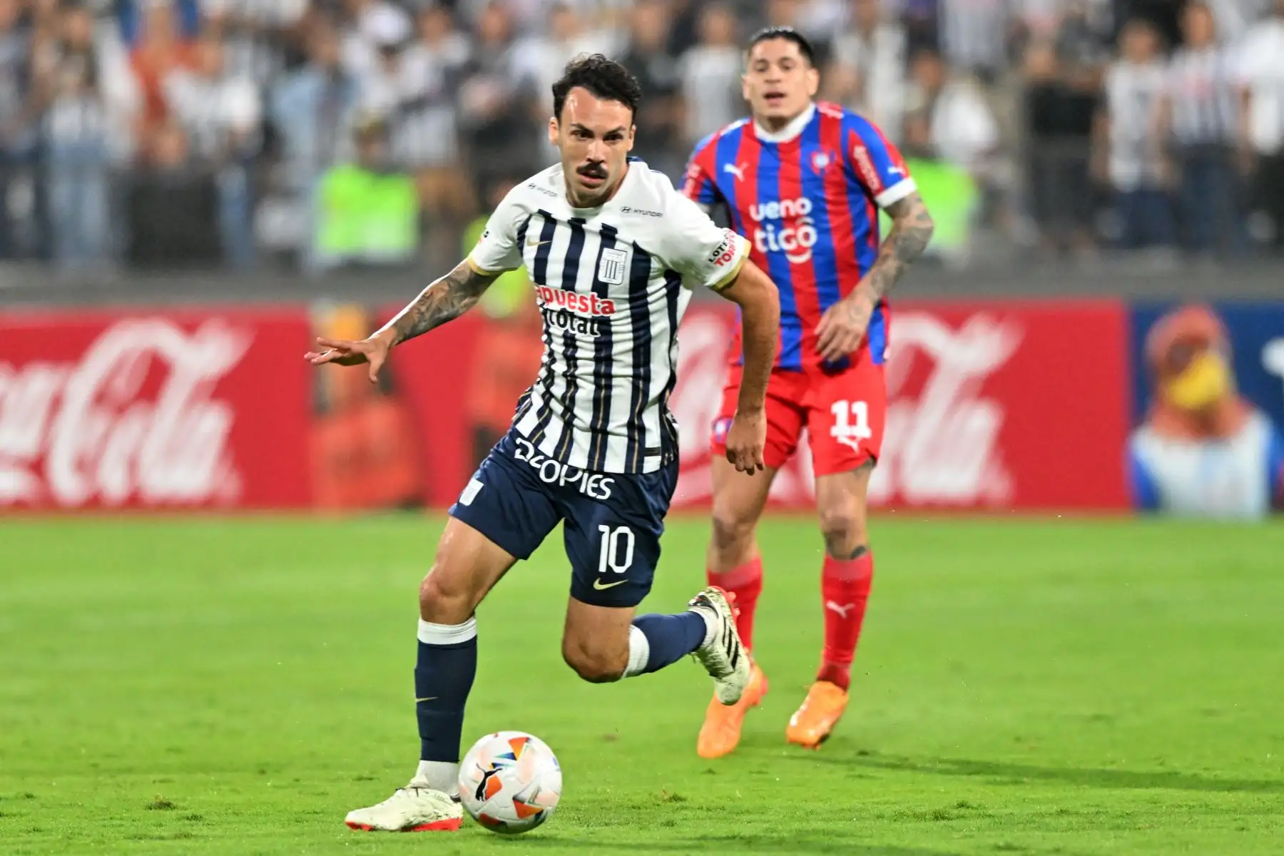 El mediocampista uruguayo de Alianza Lima, Sebastián Rodríguez, corre por el balón durante el partido de fútbol de vuelta de la fase de grupos de la Copa Libertadores entre Alianza Lima de Perú y Cerro Porteño de Paraguay en el estadio Alejandro Villanueva de Lima.
Foto: AFP