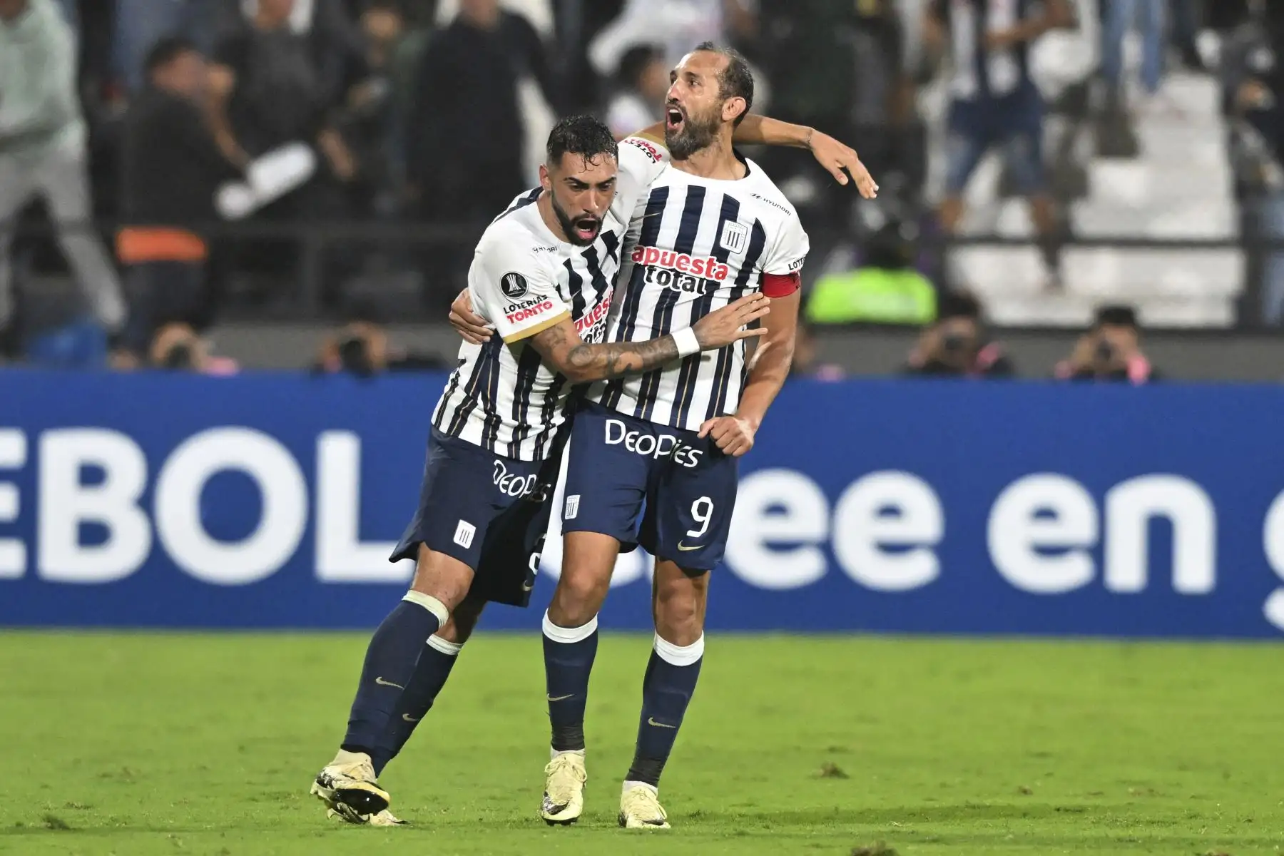 El delantero argentino de Alianza Lima, Hernán Barcos , celebra con el defensa argentino de Alianza Lima, Juean Freytes, después de anotar el primer gol de su equipo durante el partido de vuelta de la fase de grupos de la Copa Libertadores entre Alianza Lima de Perú y Cerro Porteño de Paraguay en el estadio Alejandro Villanueva de Lima.
Foto: AFP
