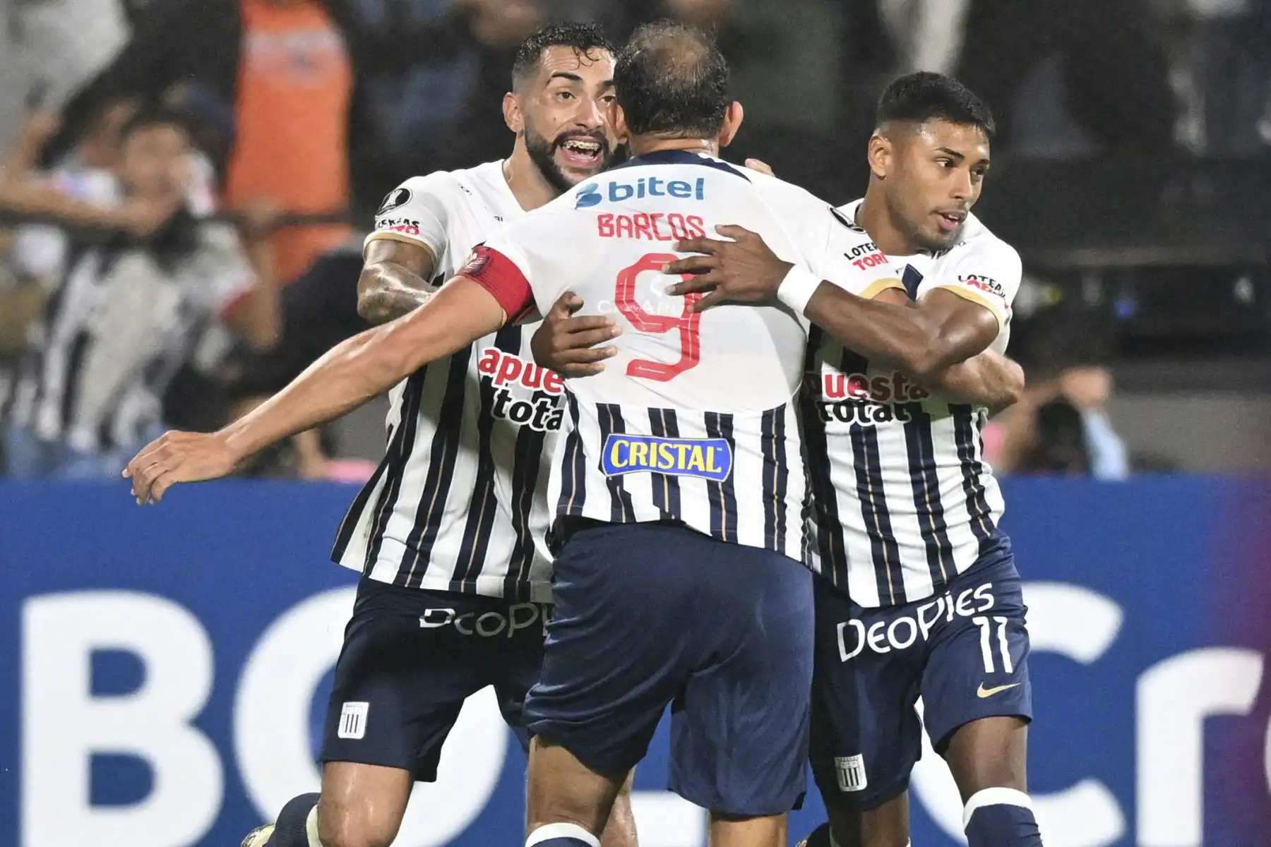 El delantero argentino de Alianza Lima, Hernán Barcos, celebra con sus compañeros después de anotar el primer gol de su equipo durante el partido de fútbol de vuelta de la fase de grupos de la Copa Libertadores entre Alianza Lima de Perú y Cerro Porteño de Paraguay en el estadio Alejandro Villanueva de Lima.
Foto: AFP