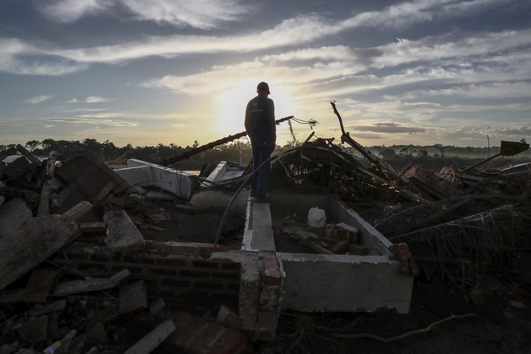El brasileño Juarez Batista, de 62 años de edad, observa el lugar donde estaba su casa y que fue destruida por el desbordamiento del río Taquari, este miércoles en Lajeado, estado de Rio Grande do Sul, en Brasil. Foto: EFE