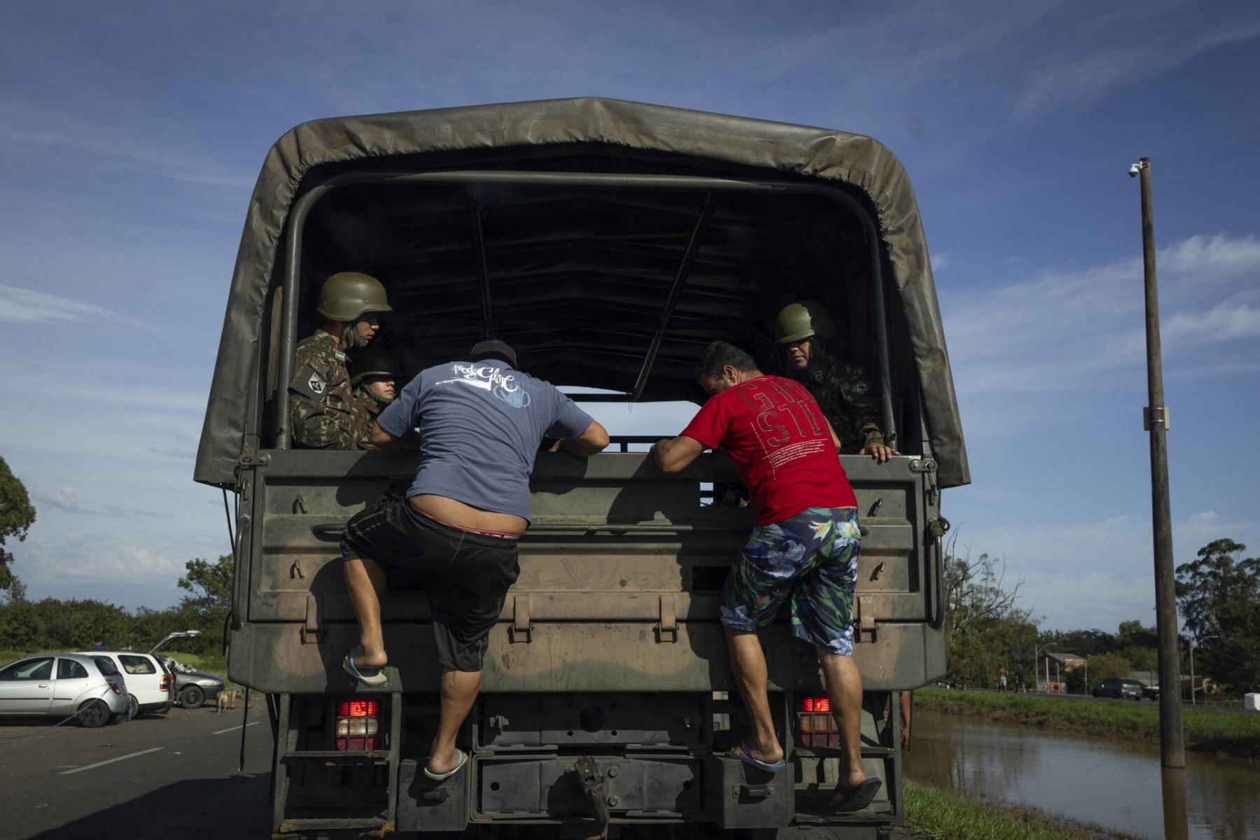 Un camión del Ejército ayuda a personas damnificadas por las inundaciones este miércoles, en la ciudad de Eldorado do Sul, región metropolitana de Porto Alegre, en Brasil. Foto: EFE