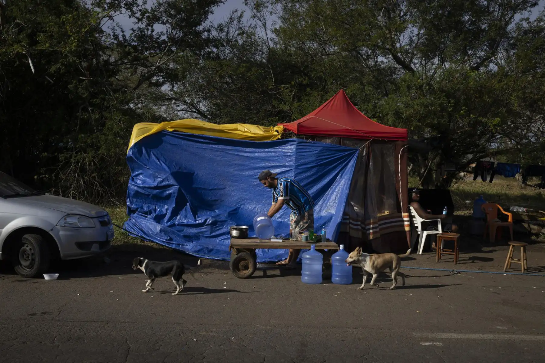 Un hombre habita una tienda de campaña improvisada a causa de las inundaciones, en la ciudad de Eldorado do Sul, región metropolitana de Porto Alegre, en Brasil. Foto: EFE