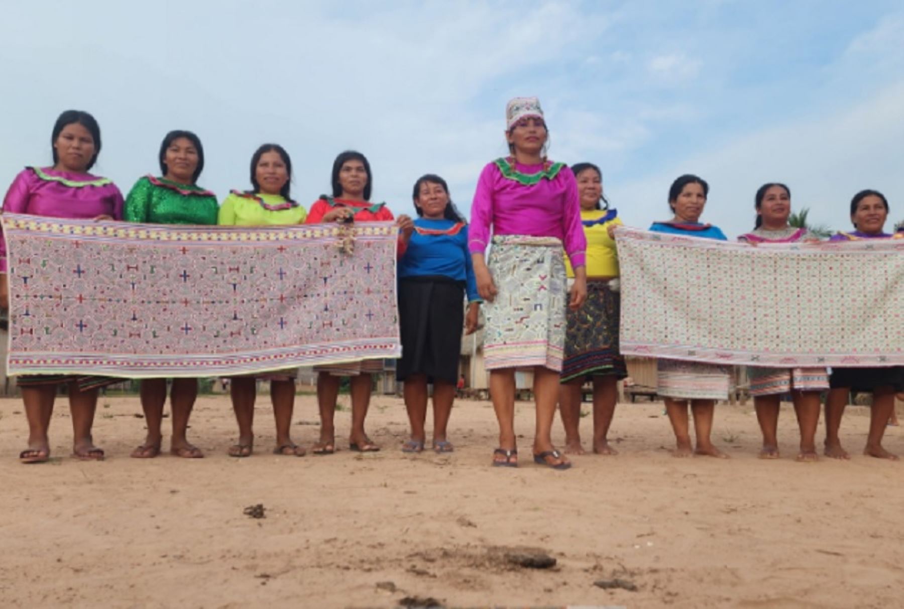 Con el objetivo de promover las capacidades organizacionales y técnicas de las mujeres indígenas artesanas, y favorecer su desarrollo económico sostenible, el Servicio Nacional de Áreas Naturales Protegidas por el Estado (Sernanp) y el Centro de Conservación, Investigación y Manejo de Áreas Naturales (CIMA), inauguraron el taller artesanal de la Asociación de Artesanas Birikaya, donde se elaborarán y se expondrán sus manufacturas, tales como telares, mantos y bolsos, entre otras.