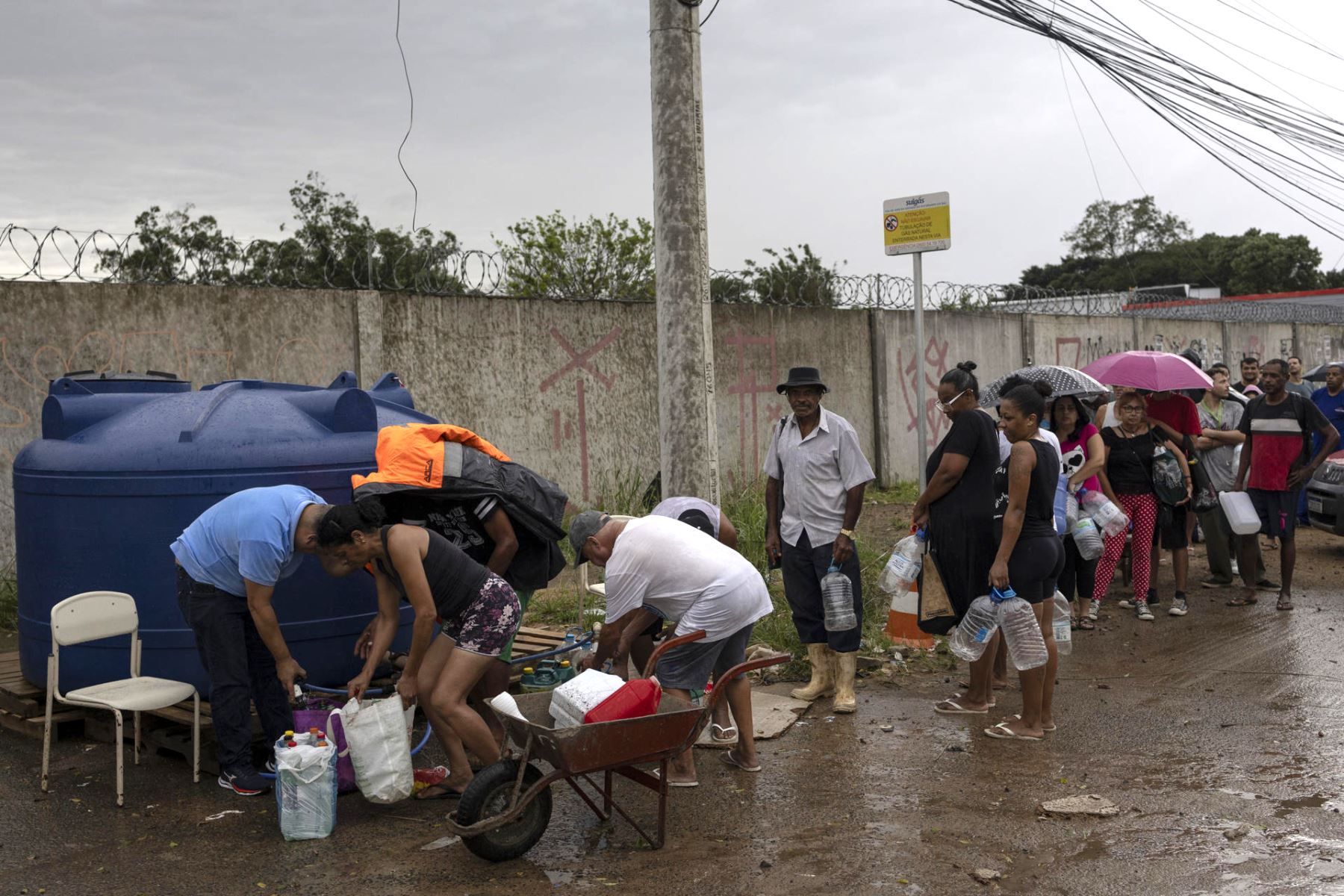Personas hacen fila para conseguir agua debido a la escasez del sistema hídrico a causa de las inundaciones este miércoles, en la ciudad de Viamão, región metropolitana de Porto Alegre, en Brasil. Foto: EFE