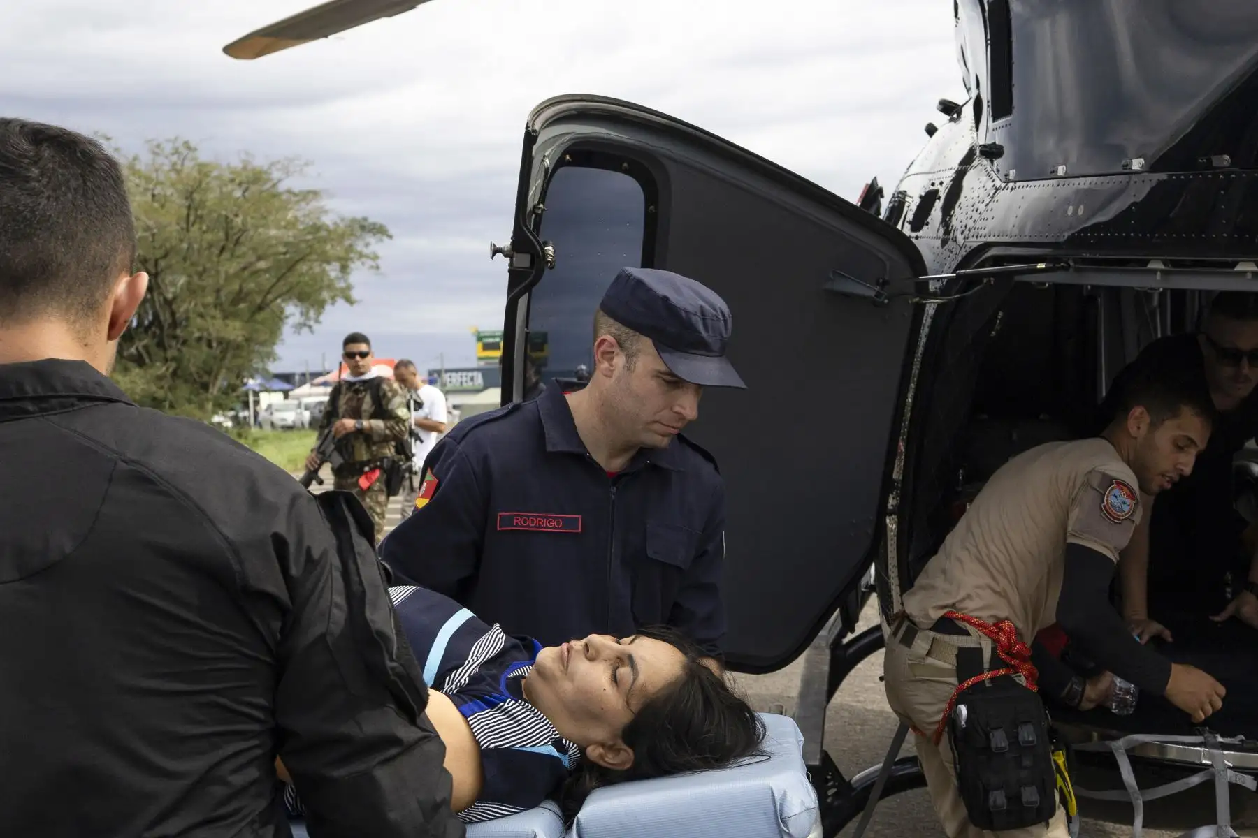 El helicóptero propiedad de Neymar Junior es utilizado para transportar a un paciente afectado por las recientes inundaciones en Eldorado do Sul, Porto Alegre, en Brasil, además de entregar suministros y víveres donados por el futbolista brasileño. Foto: EFE