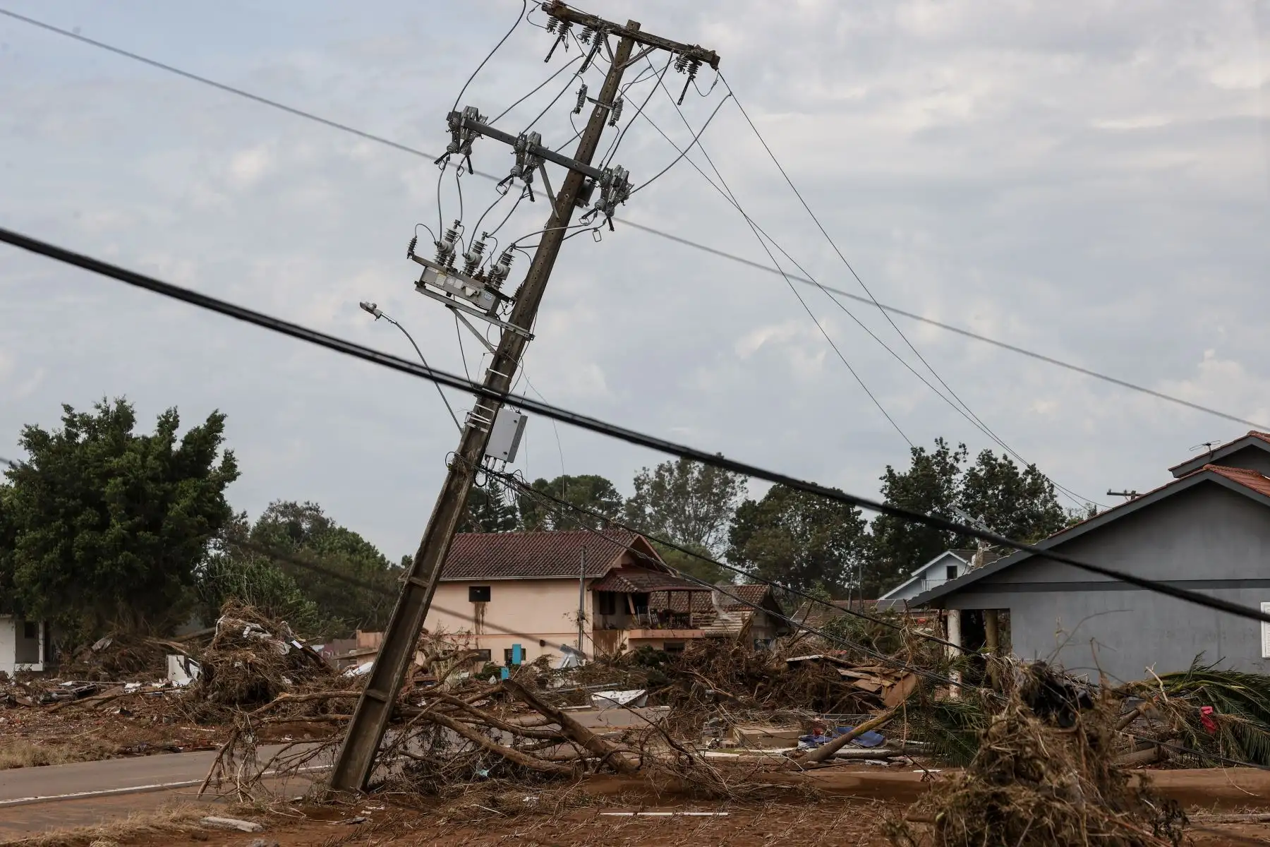 Fotografía de un poste de luz afectado por el desbordamiento del río Taquari por las inundaciones en Cruzeiro do Sul, estado de Rio Grande do Sul, en Brasil. Foto: EFE