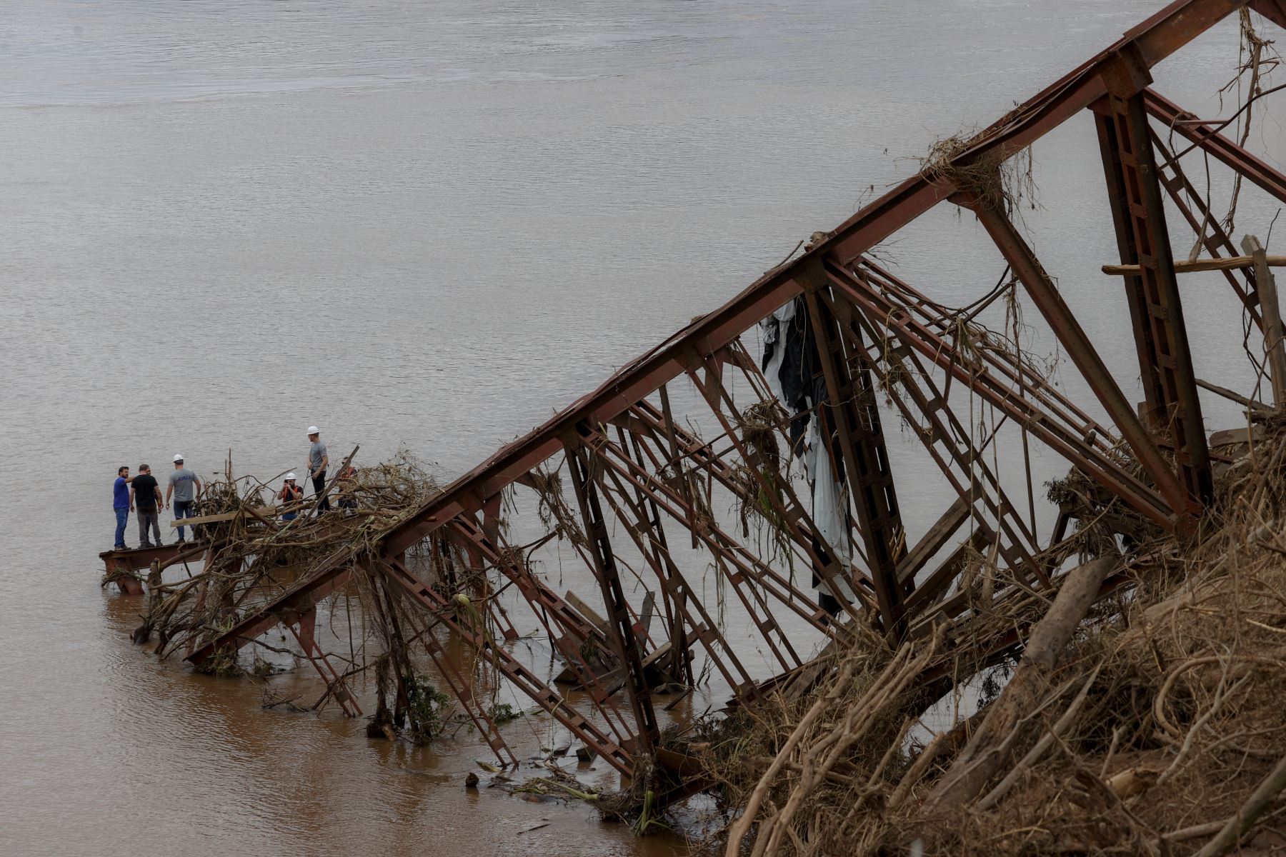 Rescatistas de la Defensa Civil analizan el área donde cayó un puente sobre el río Forqueta que conectaba las ciudades de Lajeado y Arroio do Meio, tras las recientes inundaciones en Brasil. Foto: EFE