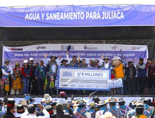 El Ministerio de Vivienda entregó a las autoridades de Puno el primer cheque por S/ 9 millones para iniciar las obras del megaproyecto de agua potable y alcantarillado en Juliaca. ANDINA/Difusión