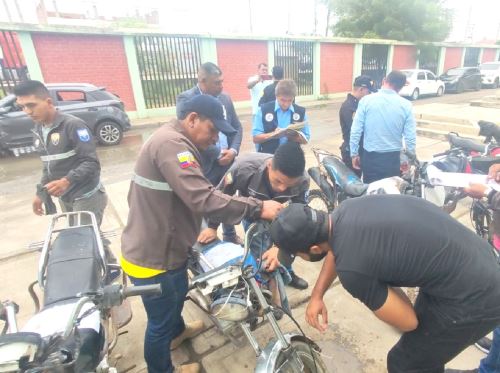La Policía Nacional del Perú recuperó 15 motos de matrícula ecuatoriana que habían ingresado ilegalmente a Tumbes y los vehículos fueron entregados a las autoridades de Ecuador. ANDINA/Difusión
