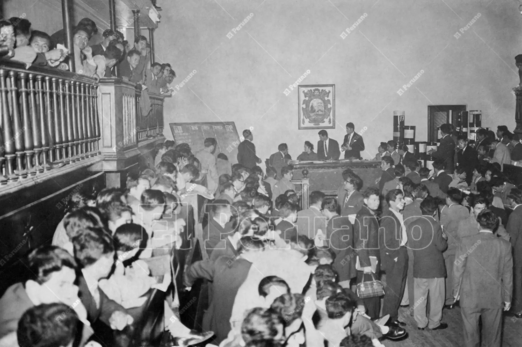 Lima - 12 setiembre 1958 / Con la asistencia de delegados de varias facultades se realizó en el salón general el recuento de votos para elegir al presidente de la Federación Universitaria de San Marcos.  Foto: Archivo Histórico de El Peruano / Braulio Cabrera