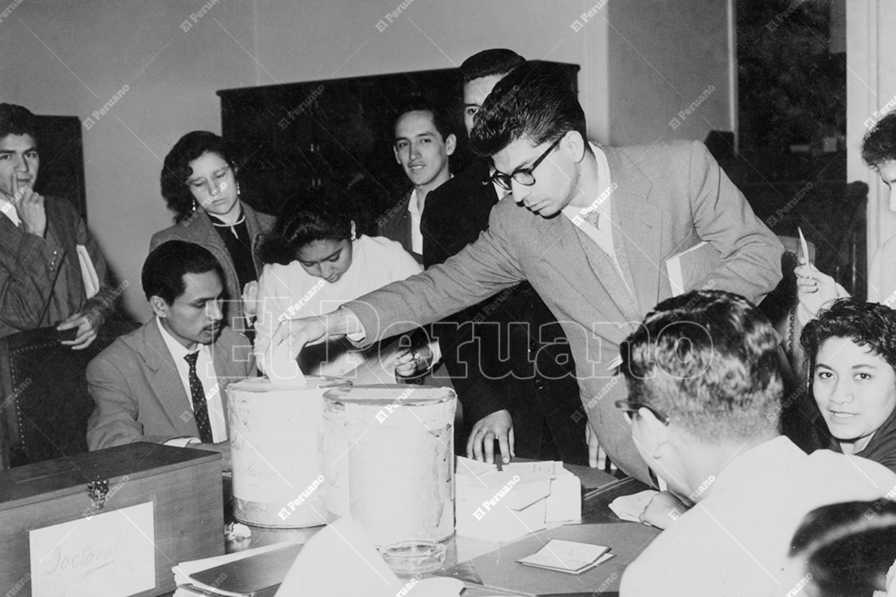 Lima - 1959 / Elecciones para elegir representantes estudiantiles en la Universidad Nacional Mayor de San Marcos. Foto: Archivo Histórico de El Peruano / Braulio Cabrera