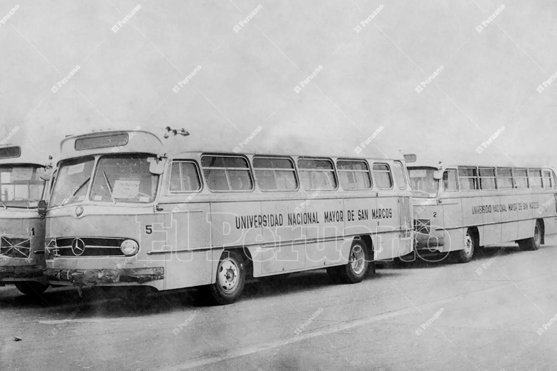 Callao - 19 enero 1963 / Llegada de cinco ómnibus y microbuses de la Universidad Nacional Mayor de San Marcos para el  traslado de  alumnos y profesores del Parque Universitario a la Ciudad Universitaria .  Foto: Archivo Histórico de El Peruano