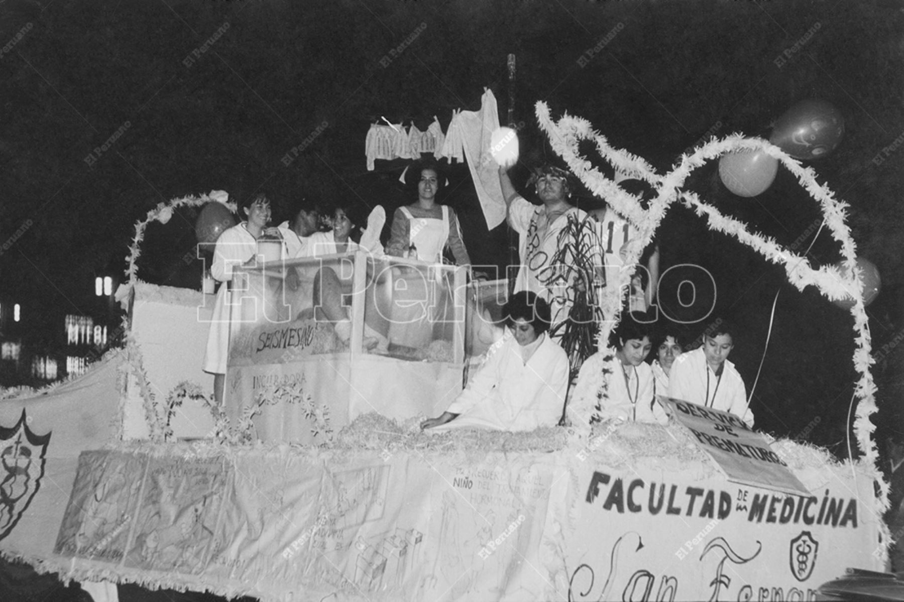 Lima - 5 octubre 1964 / Corso de estudiantes de la Facultad de Medicina San Fernando de la Universidad Nacional Mayor de San Marcos. Foto: Archivo Histórico de El Peruano / Máximo Miralles
