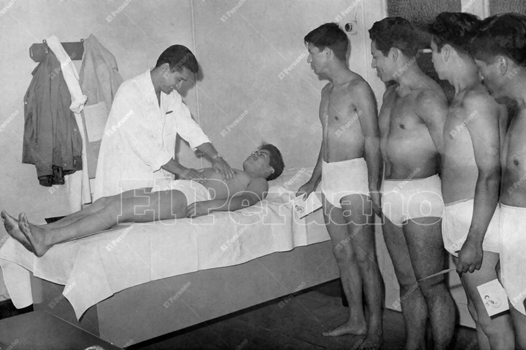 Lima - 8 febrero 1965 / Cerca de 6000 mil postulantes a la Universidad Nacional Mayor de San Marcos rinden examen médico como prueba inicial para la admisión a esa casa de estudios.  Foto: Archivo Histórico de El Peruano
