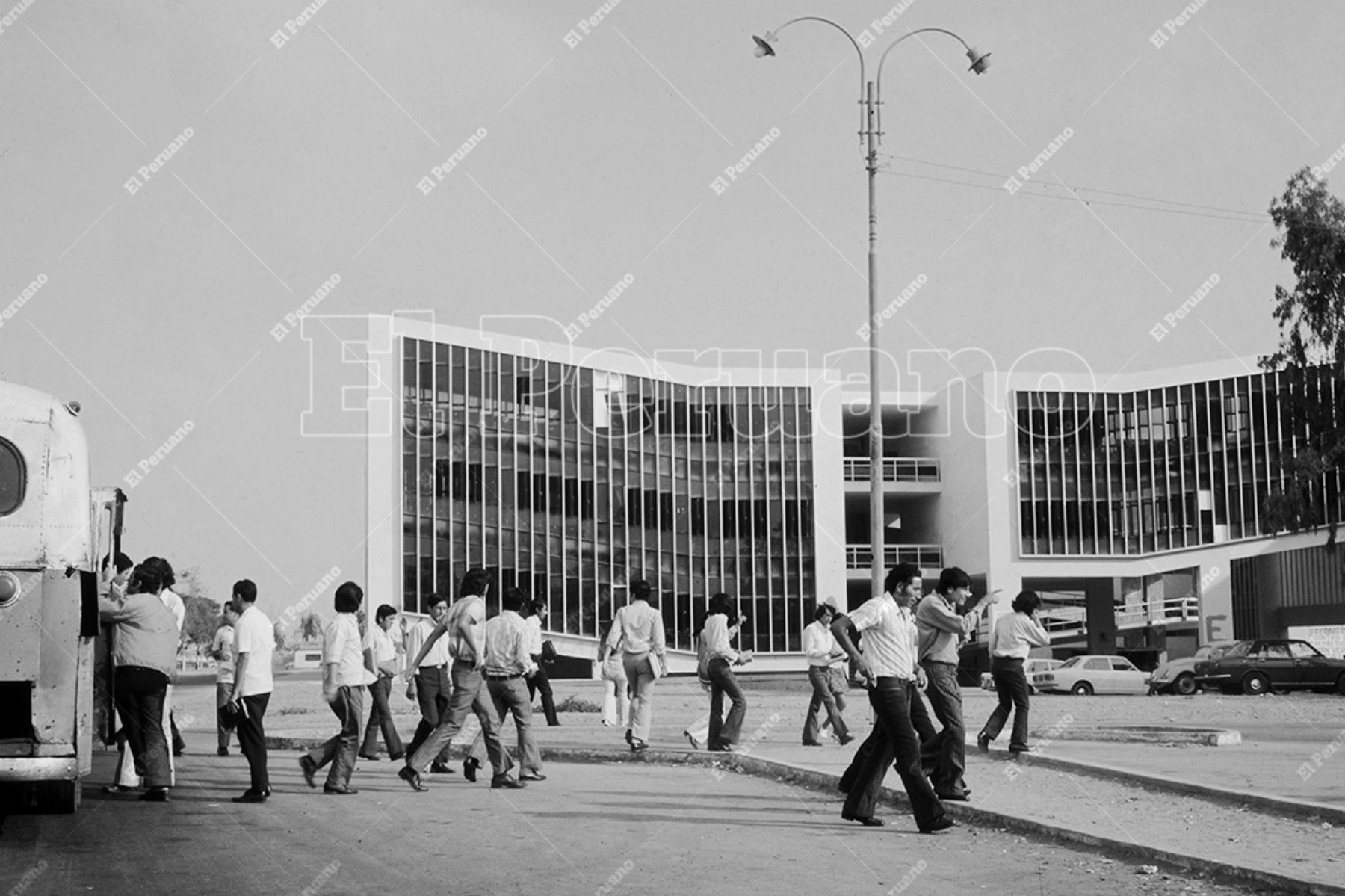 Lima - Década 1970 / Estudiantes llegan  la Ciudad Universitaria en el ómnibus de San Marcos. Foto Archivo Histórico de El Peruano