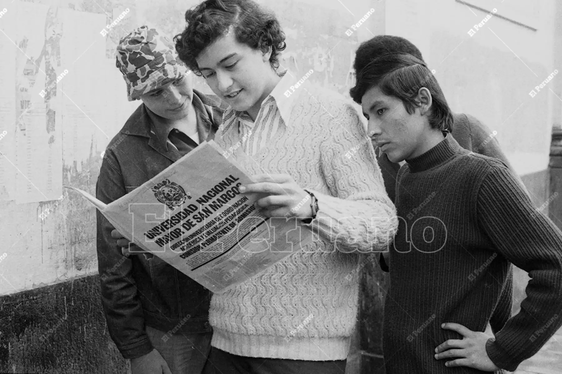 Lima - 27 mayo 1975 / Postulantes a la Universidad Nacional Mayor de San Marcos leyendo el suplemento publicado por el diario La Crónica con la relación de ingresantes. Foto: Archivo Histórico de El Peruano / Alejandro Aguirre