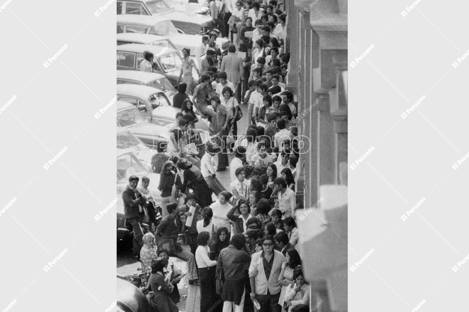 Lima - 16 mayo 1977 / Inscripción para el examen de admisión a la Universidad Nacional Mayor de San Marcos. Foto: Archivo Histórico de El Peruano