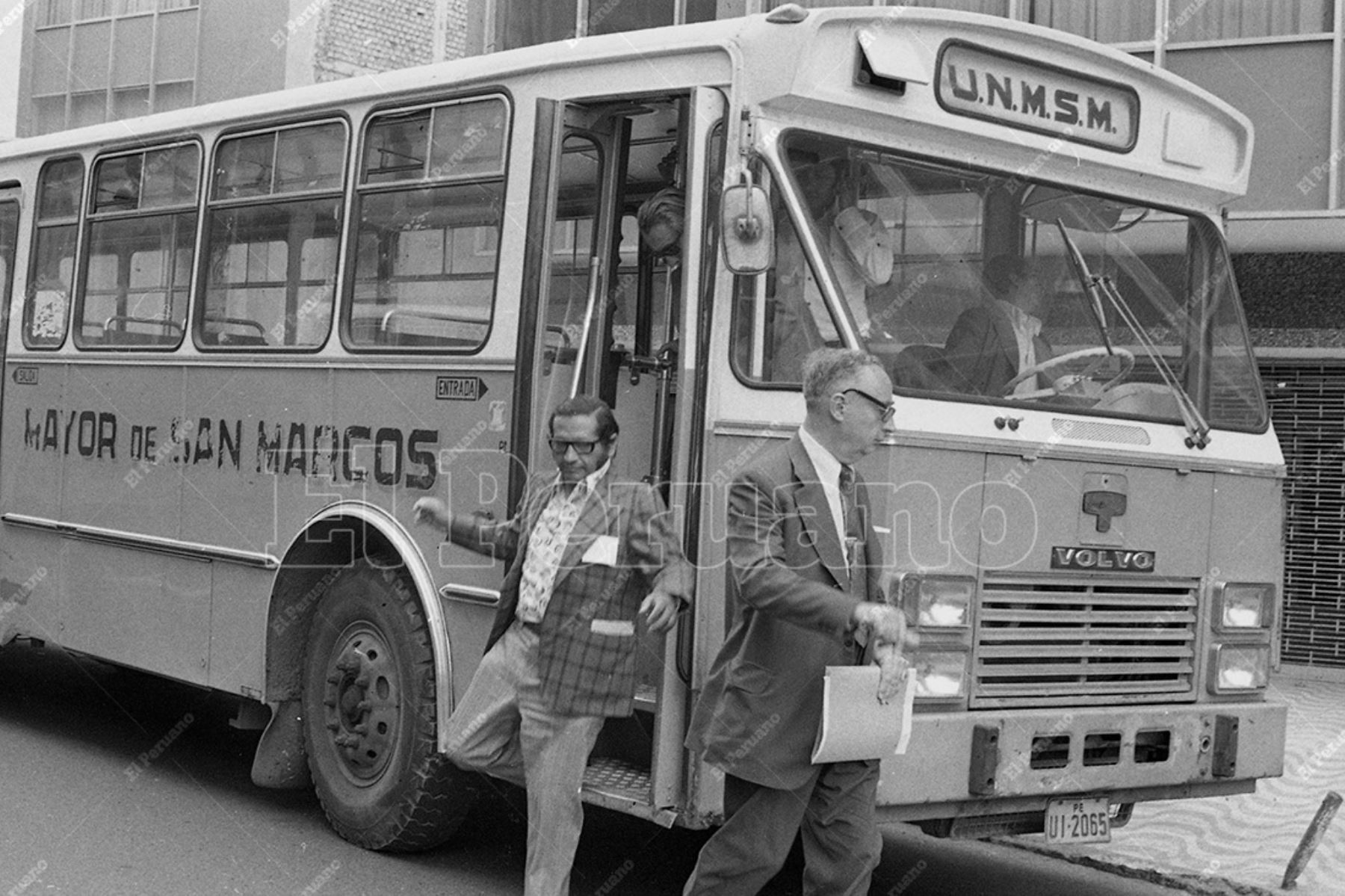 Lima - 18 Diciembre 1977 / Ómnibus del servicio de transporte para profesores y alumnos de la Universidad Nacional Mayor de San Marcos. Foto: Rolando Ángeles