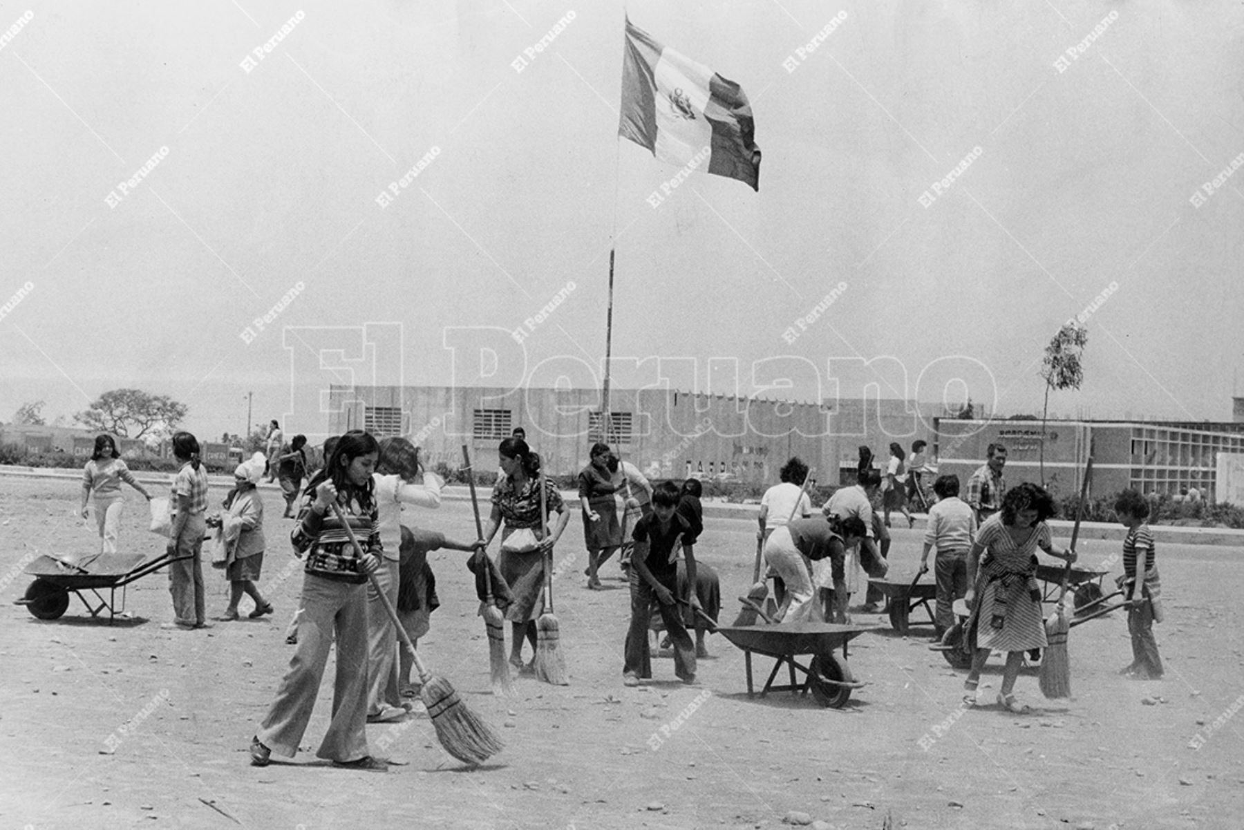 Lima - 13 octubre 1979 / Jornada de limpieza de la Ciudad Universitaria de San Marcos. Foto: Archivo Histórico de El Peruano / José Risco