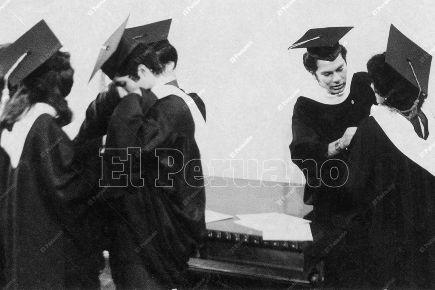 Lima - 19 diciembre 1981 / Graduación de estudiantes de la Facultad de Farmacia y Bioquímica  de la Universidad Nacional Mayor de San Marcos.  Foto: Archivo Histórico de El Peruano / Leoncio Mariscal