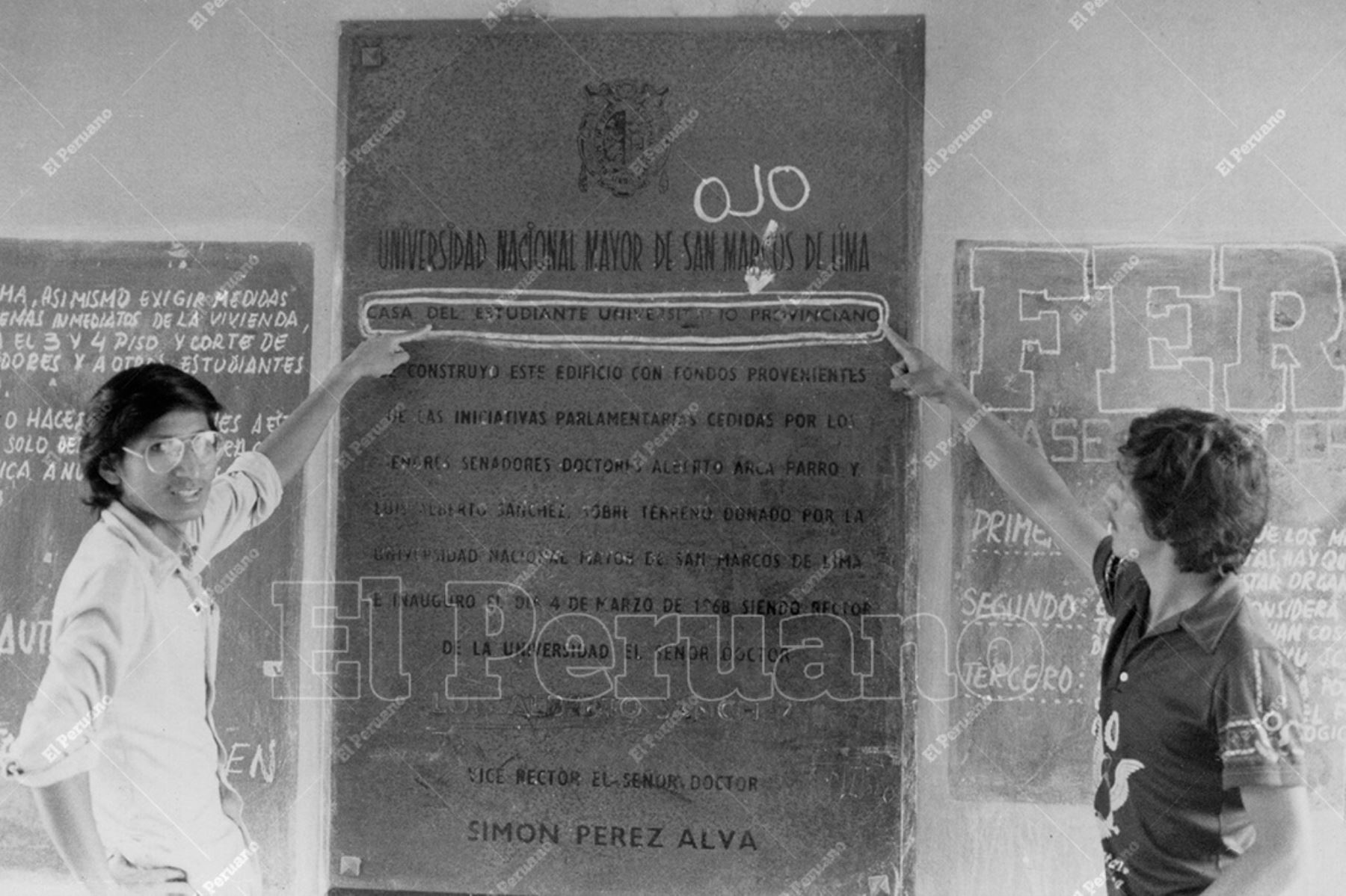 Lima - 1982 / Dos jóvenes señalan la placa de la Casa del Estudiante Universitario Provinciano en la Universidad Nacional Mayor de San Marcos. Foto: Archivo Histórico de El Peruano / Alejandro Aguirre
