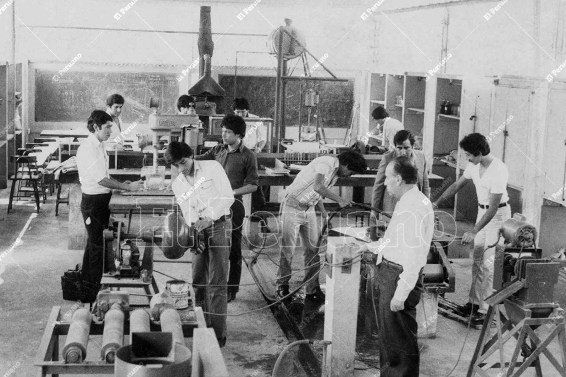 Lima - 19 octubre 1982 / Estudiantes de ingeniería de la Universidad Nacional Mayor de San Marcos.  Foto: Archivo Histórico de El Peruano / Enrique Gonzales