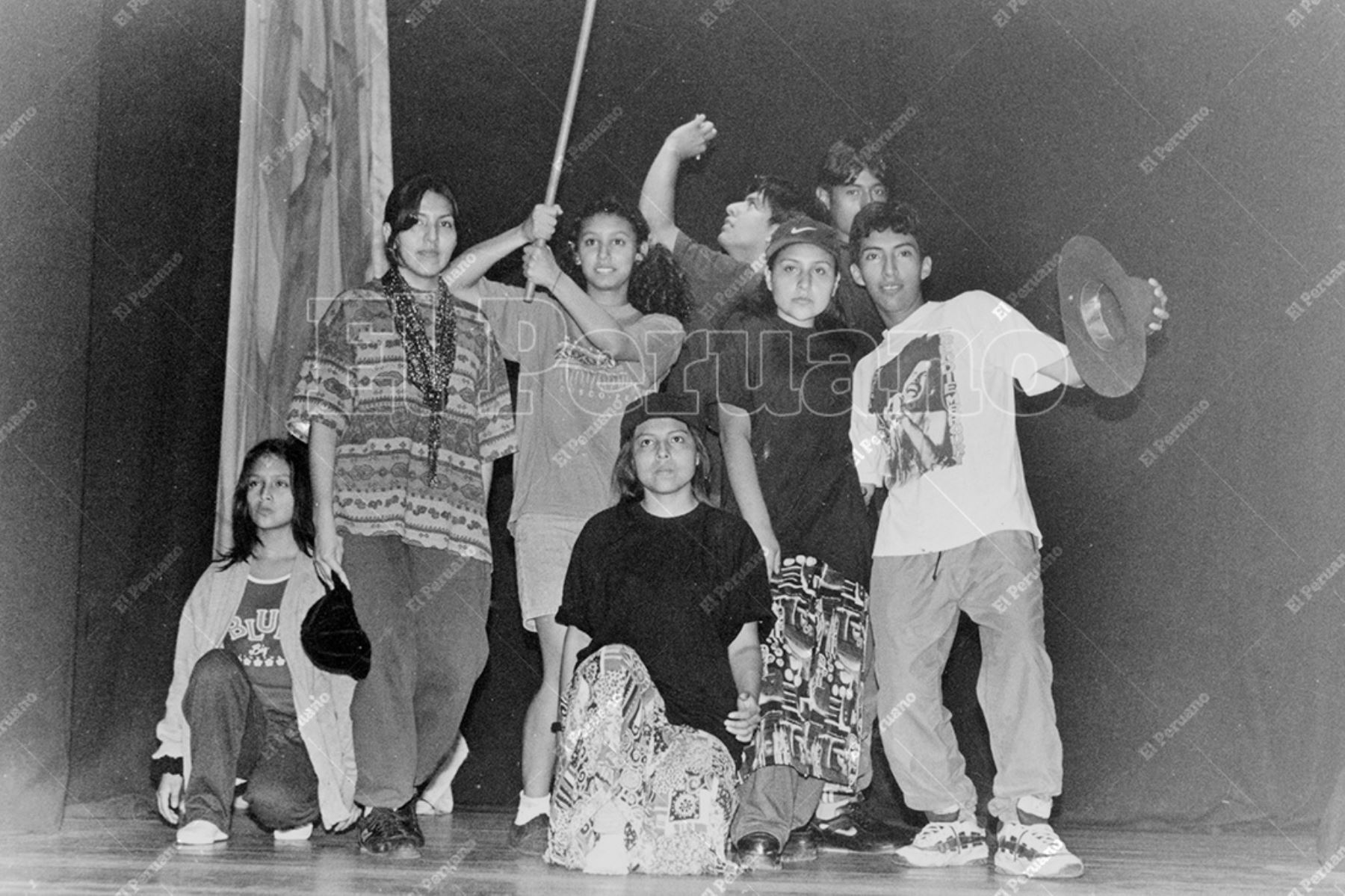 Lima - década 1990 / Alumnos del Taller de Teatro de la Universidad Nacional Mayor de San Marcos.  Foto: Archivo Histórico de El Peruano / Juan Carlos Chávez