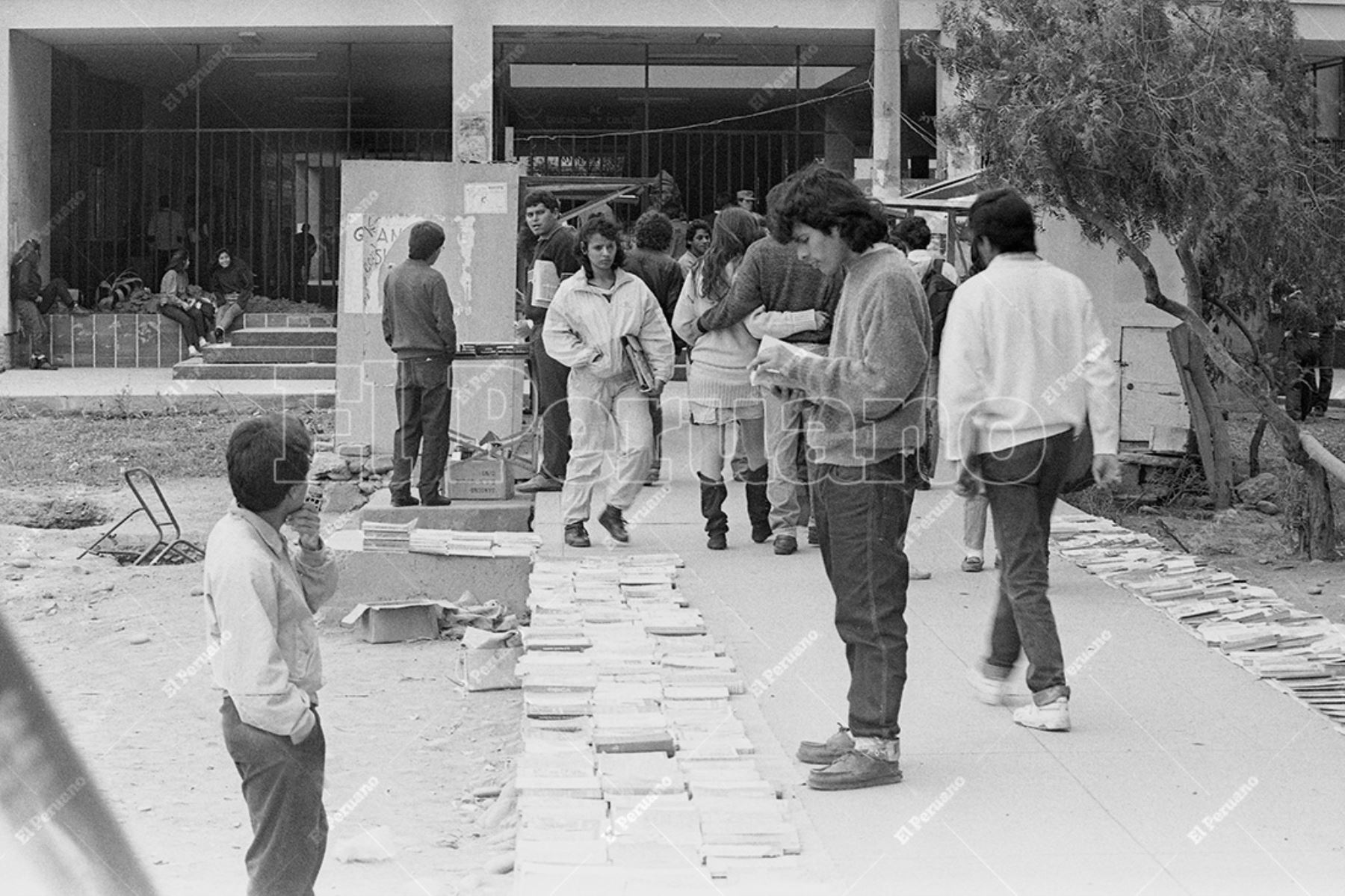 Lima - 7 octubre 1992 / Venta de libros en la Ciudad Universitaria de San Marcos. Foto: Archivo Histórico de El Peruano / Enrique Gonzales