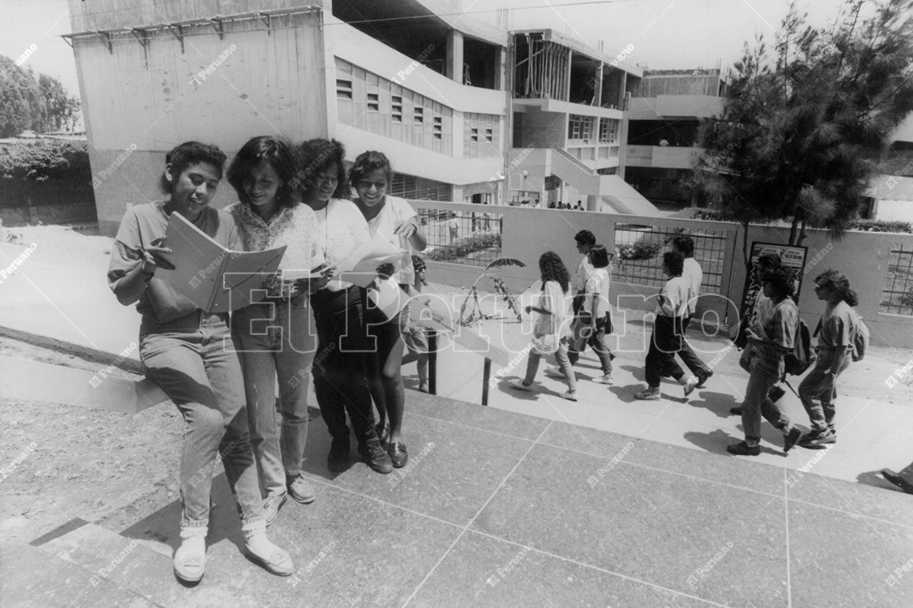 Lima - 1 abril 1993 / Estudiantes  en la Facultad de Ciencias Económicas en la Ciudad Universitaria de San Marcos. Foto: Archivo Histórico de El Peruano