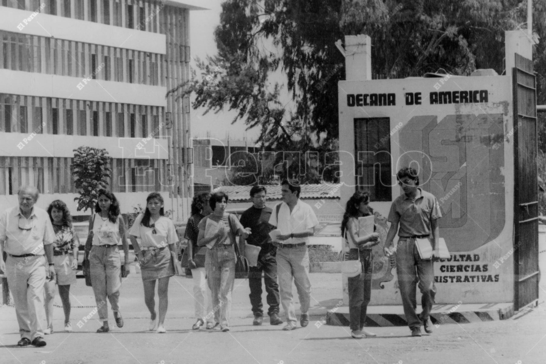 Lima - 29 octubre 1993 / Estudiantes de la Universidad Nacional Mayor de San Marcos. Foto: Archivo Histórico de El Peruano / Enrique Gonzales