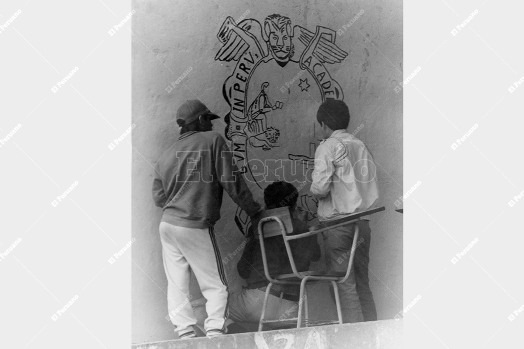 Lima - 21 junio 1991 / Un grupo de estudiantes pinta el escudo de San Marcos en uno de los muros de la Ciudad Universitaria.  Foto: Archivo Histórico de El Peruano / Cox