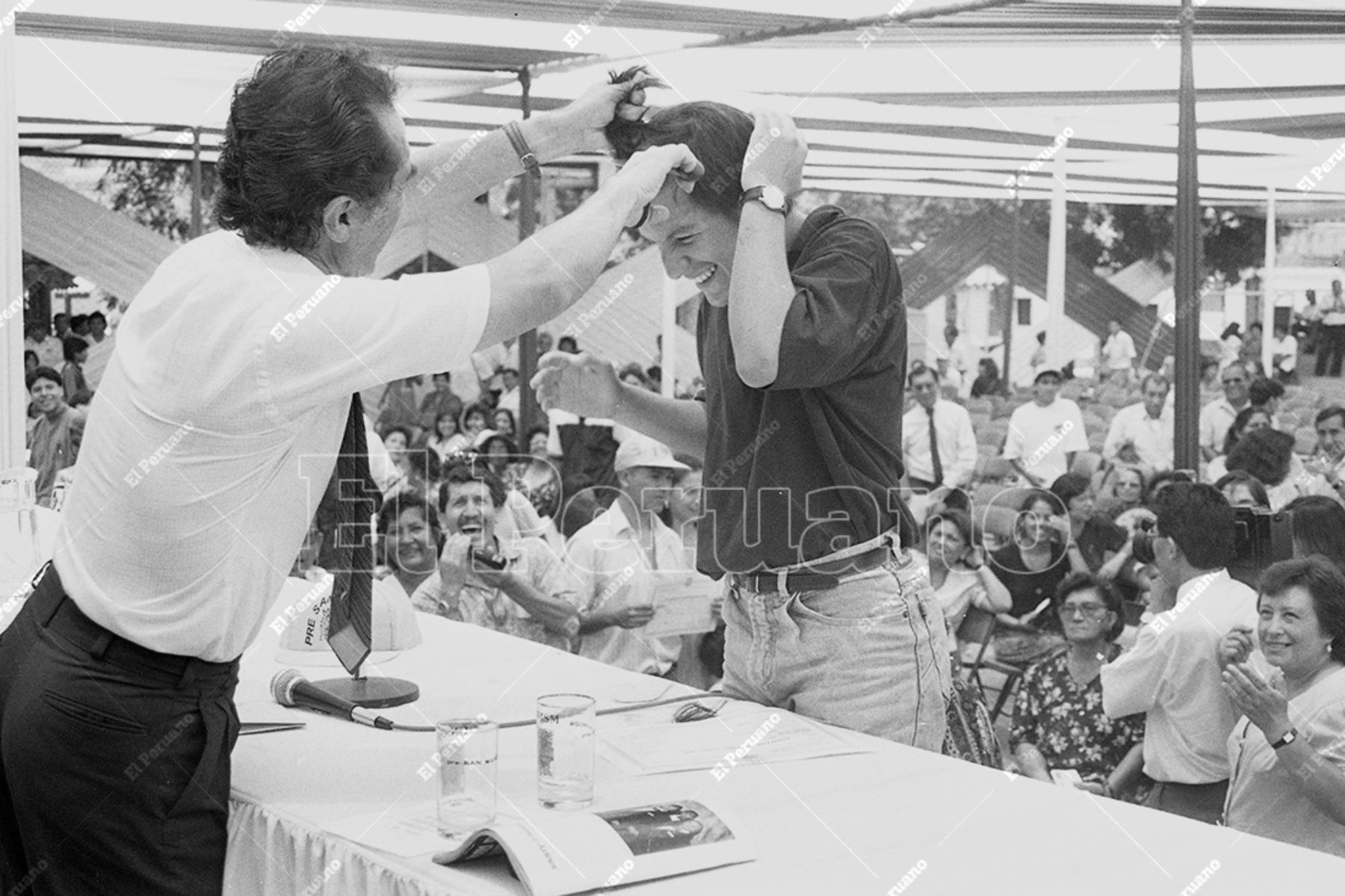 Lima - 1 marzo 1996 / Entrega de diploma de ingresante y tradicional corte de pelo a cachimbos de San Marcos. Foto: Archivo Histórico de El Peruano / Jorge Paz