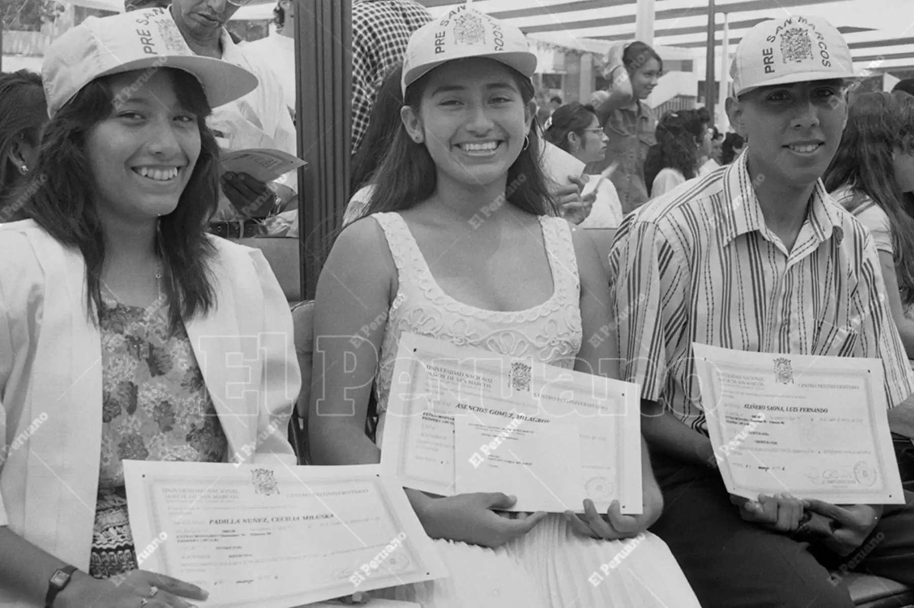 Lima - 1 marzo 1996 / Entrega de diploma de ingresante a alumnos de la PRE- San Marcos  que alcanzaron una vacante en esa casa de estudios. Foto: Archivo Histórico de El Peruano / Jorge Paz