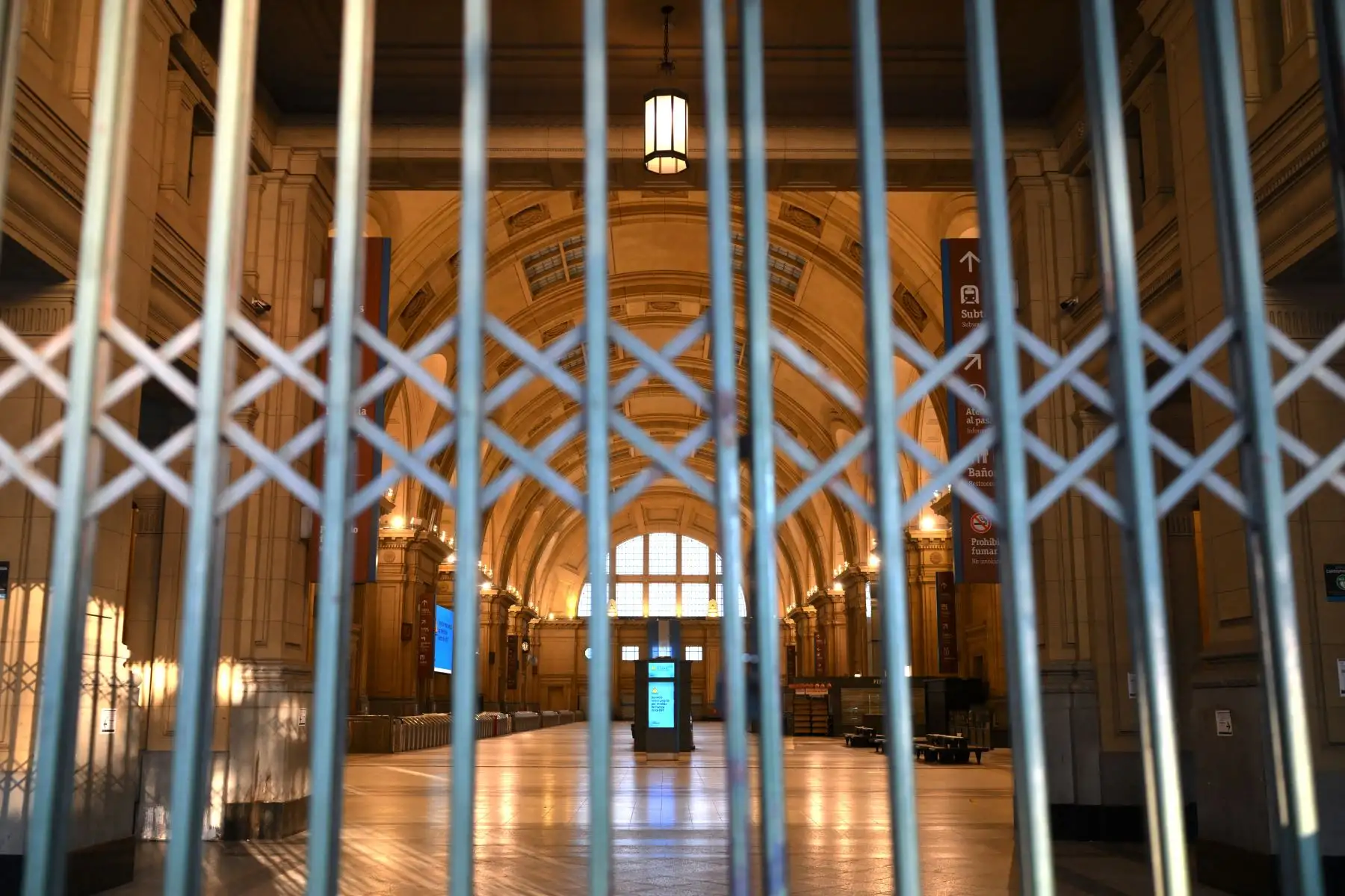 Imagen de la cerrada estación de tren Constitución, en Buenos Aires, durante la huelga general convocada por la Confederación General del Trabajo (CGT). Foto: AFP