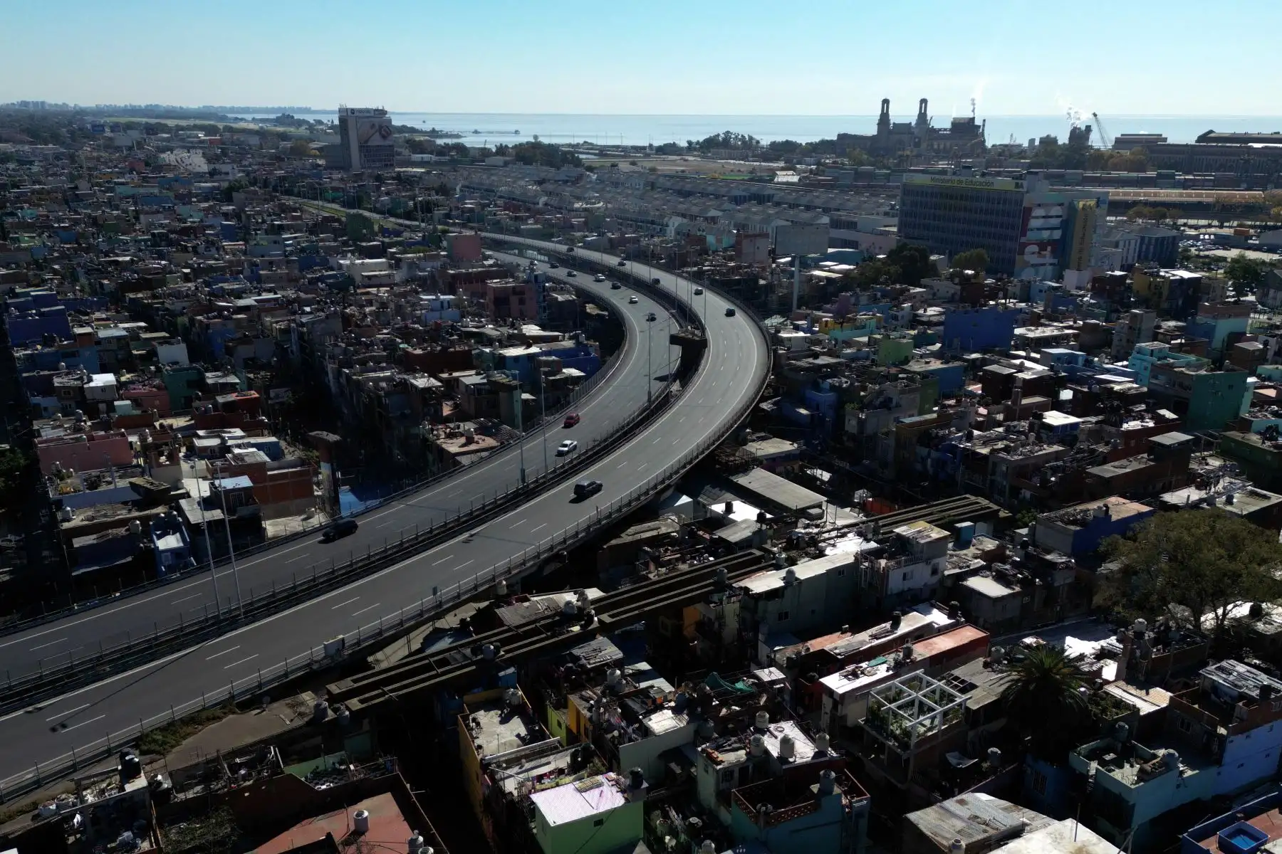 Vista aérea de la carretera Presidente Arturo Umberto Illia sobre la favela Padre Carlos Mujica (conocida como Villa 31) en Buenos Aires. Foto: AFP