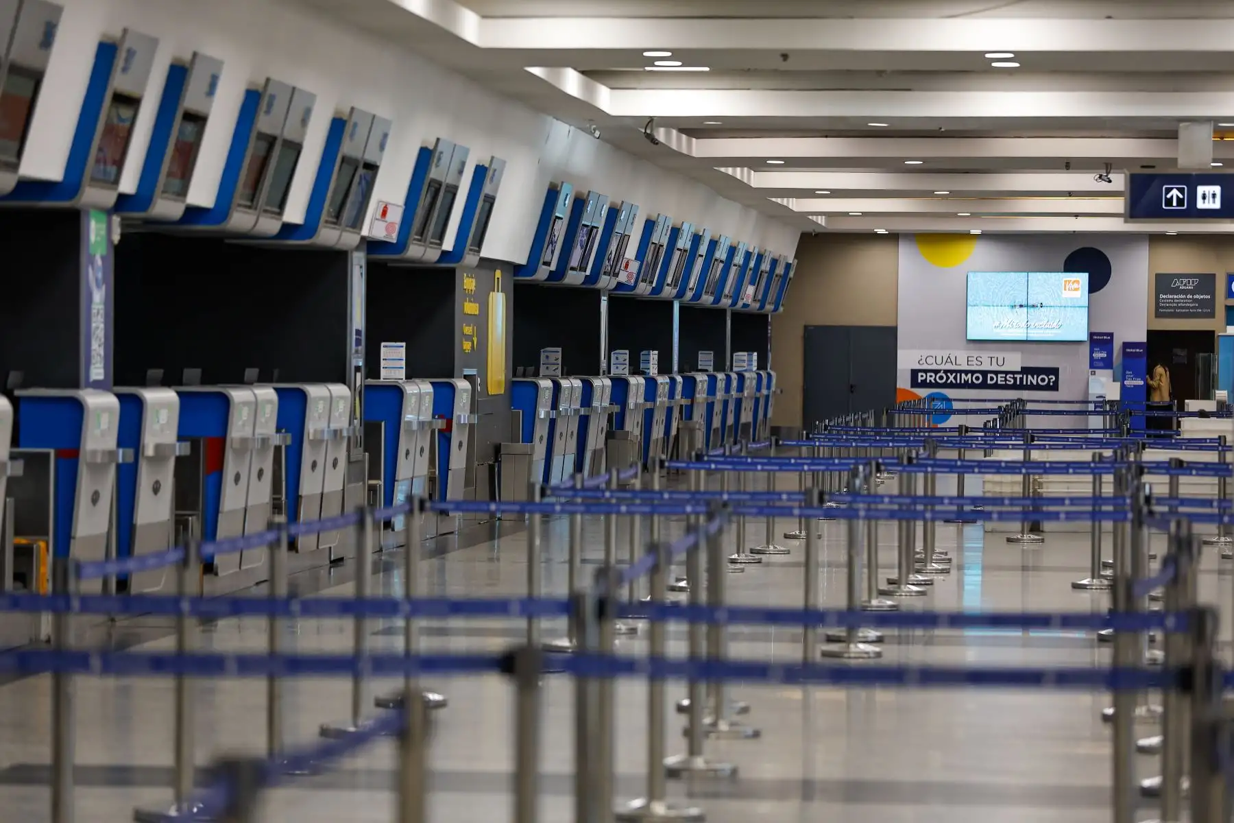 Fotografía que muestra un área al interior del aeropuerto Jorge Newbery en Buenos Aires (Argentina). La calma es la norma general con que Argentina vive desde la medianoche de este jueves por el comienzo de una huelga general de 24 horas, la segunda bajo el mandato de Javier Milei como presidente del país. Foto: EFE