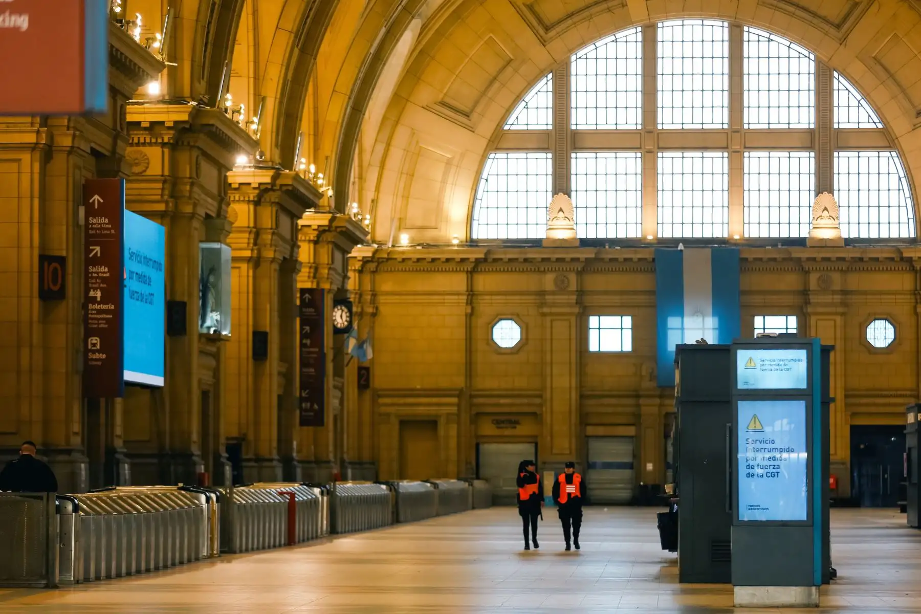 Personas caminan por una estación de transporte este jueves en Buenos Aires. Foto: EFE