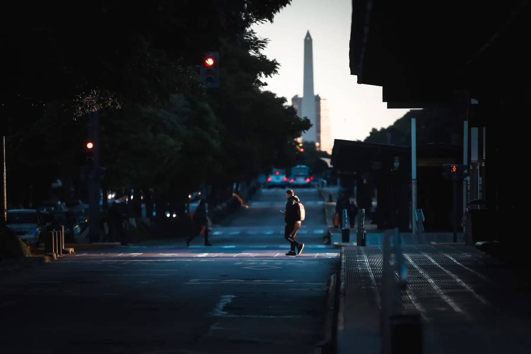 Personas caminan por una calle con el fondo del Obelisco este jueves en Buenos Aires, Argentina. Foto: EFE