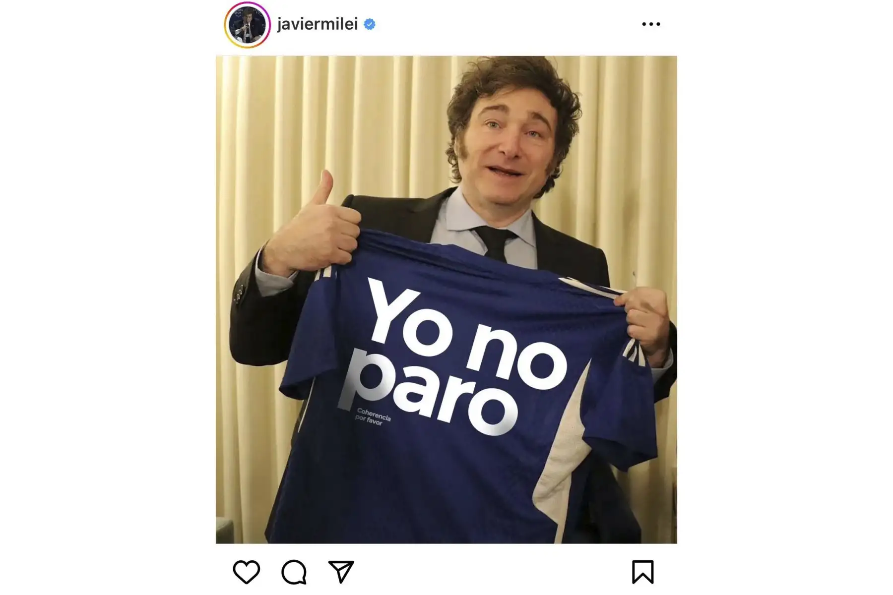 Imagen tomada de la cuenta de Javier Milei en Instagram que lo muestra sosteniendo una camiseta con la leyenda 