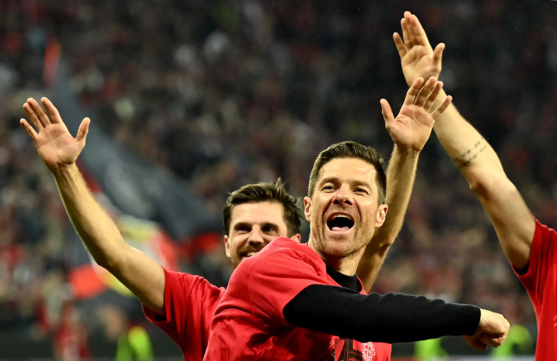 El entrenador español del Bayer Leverkusen, Xabi Alonso, celebra después del partido de fútbol de vuelta de la semifinal de la UEFA Europa League entre el Bayer Leverkusen y el ASC Roma en Leverkusen. Foto: AFP