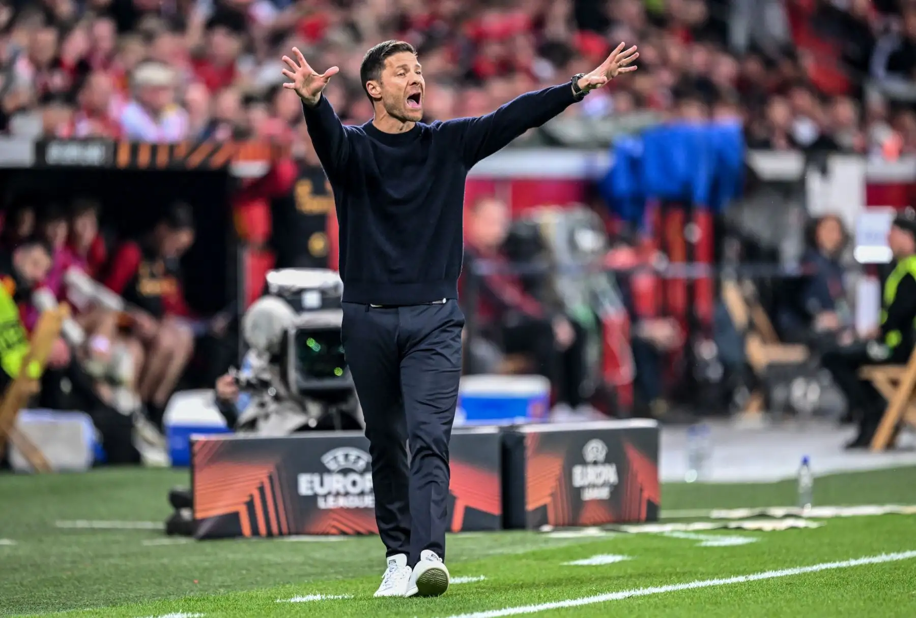 El entrenador español del Bayer Leverkusen, Xabi Alonso, hace gestos durante el partido. Nunca hubo en la historia una racha tan larga: 49 partidos invictos. Foto: AFP